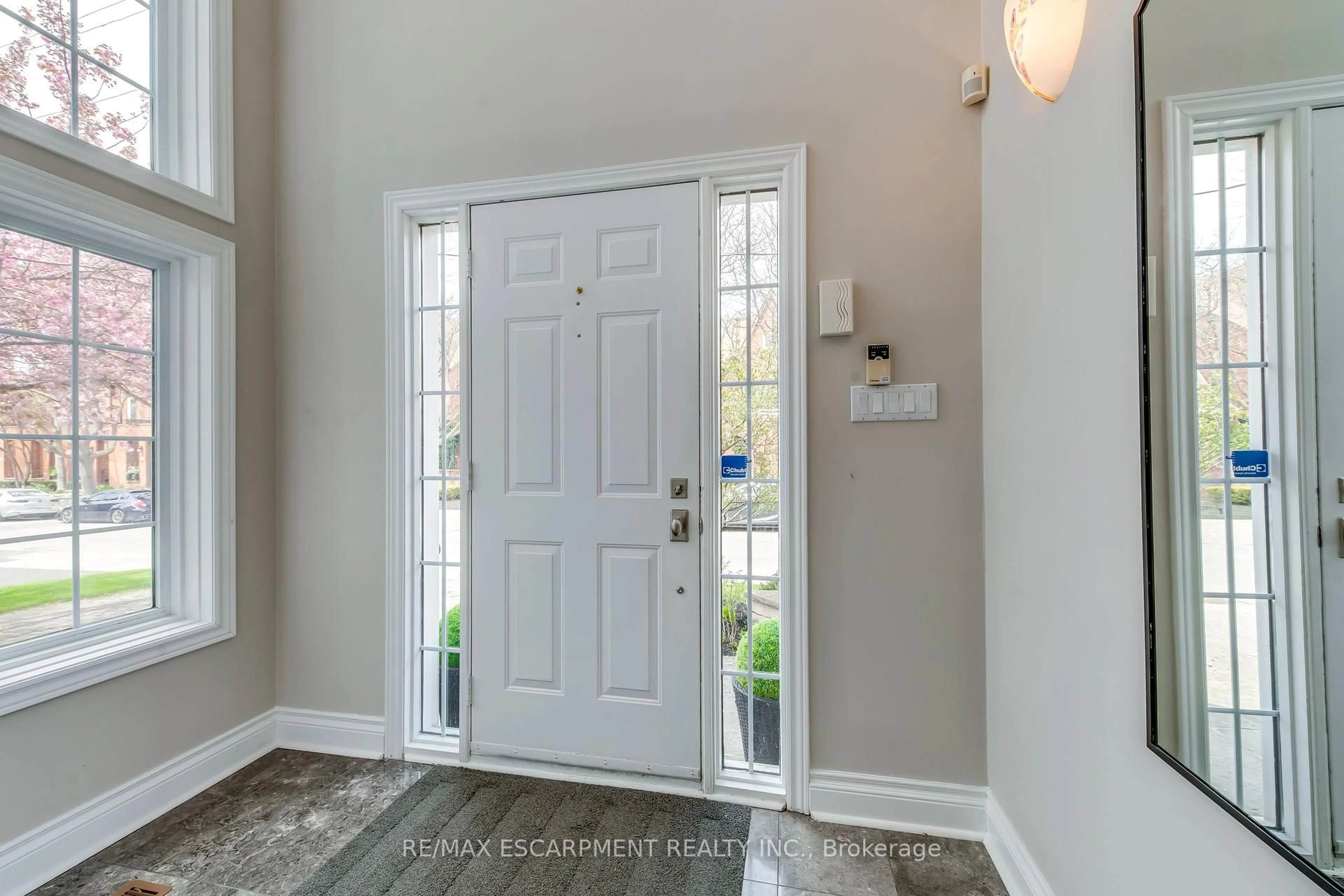Indoor entryway for 48 Forsythe St, Oakville Ontario L6K 3J7