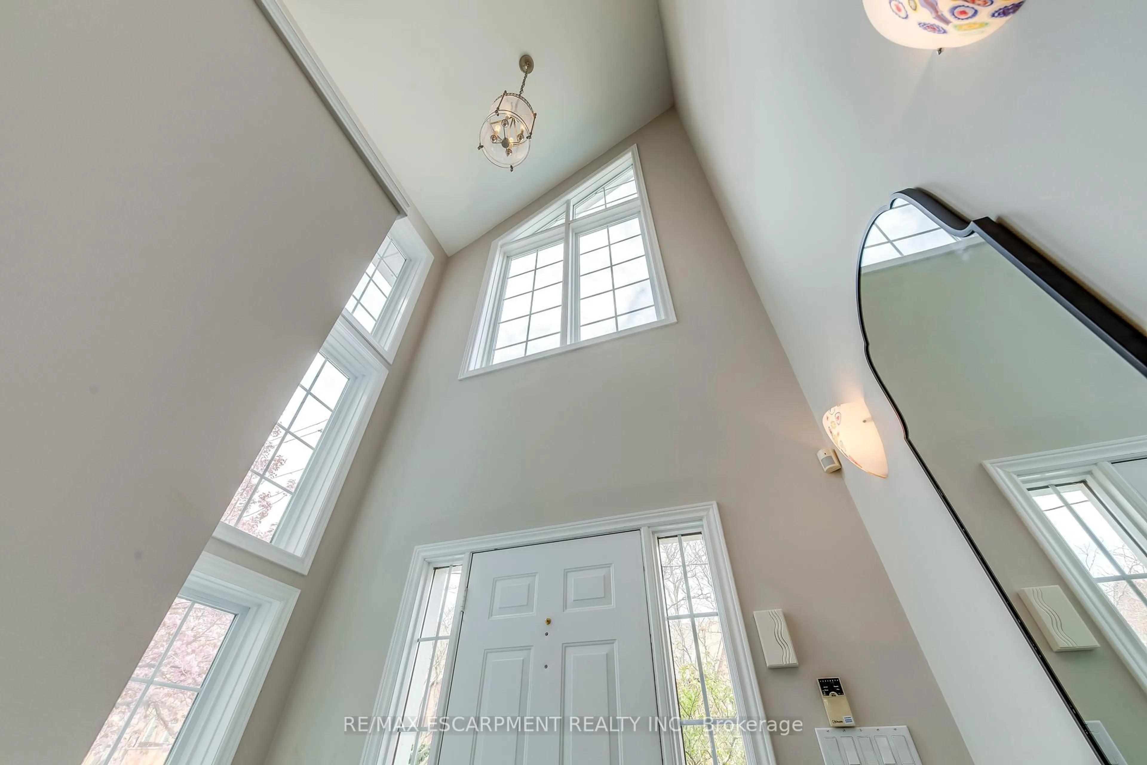 Indoor entryway for 48 Forsythe St, Oakville Ontario L6K 3J7