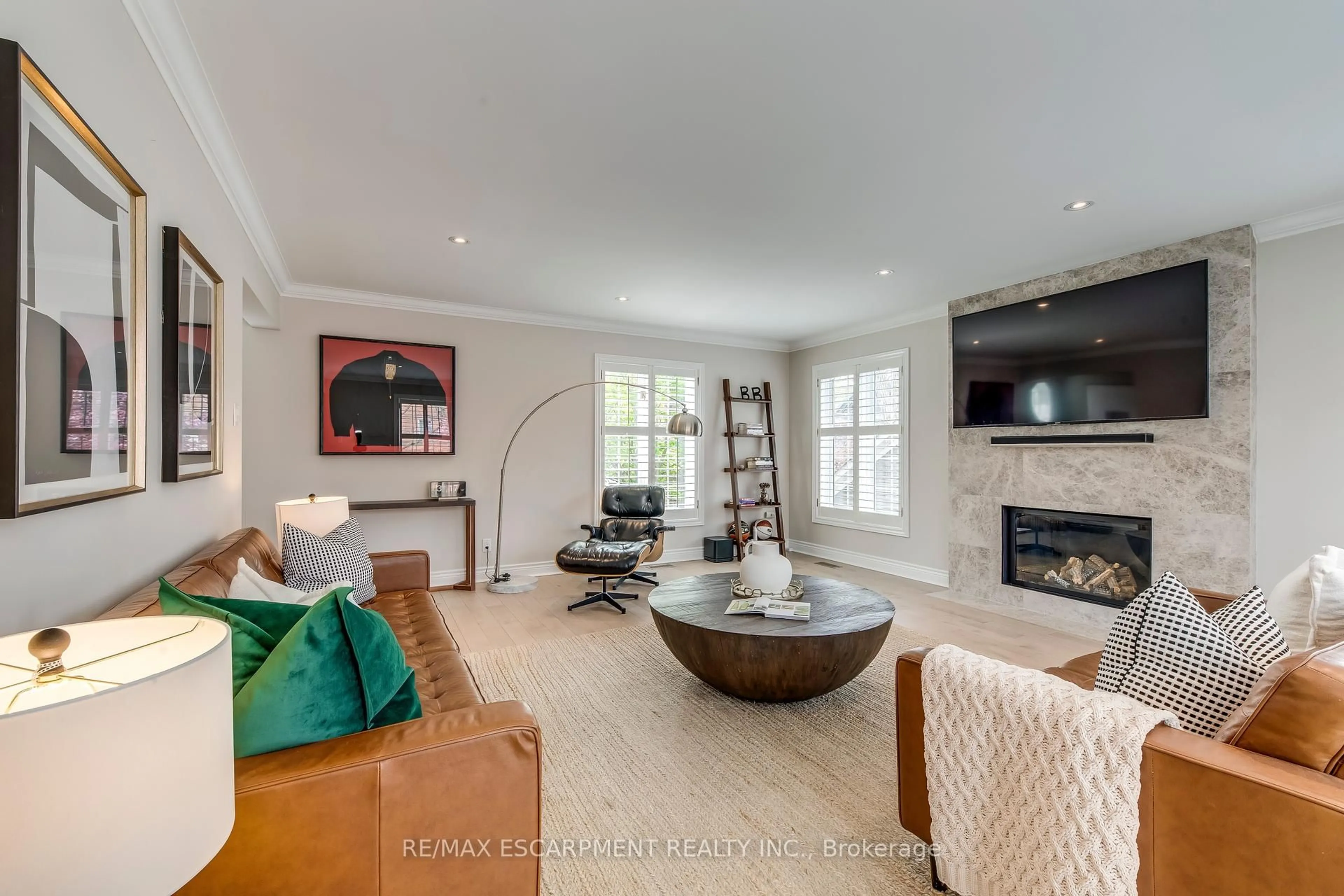 Living room with furniture, unknown for 48 Forsythe St, Oakville Ontario L6K 3J7