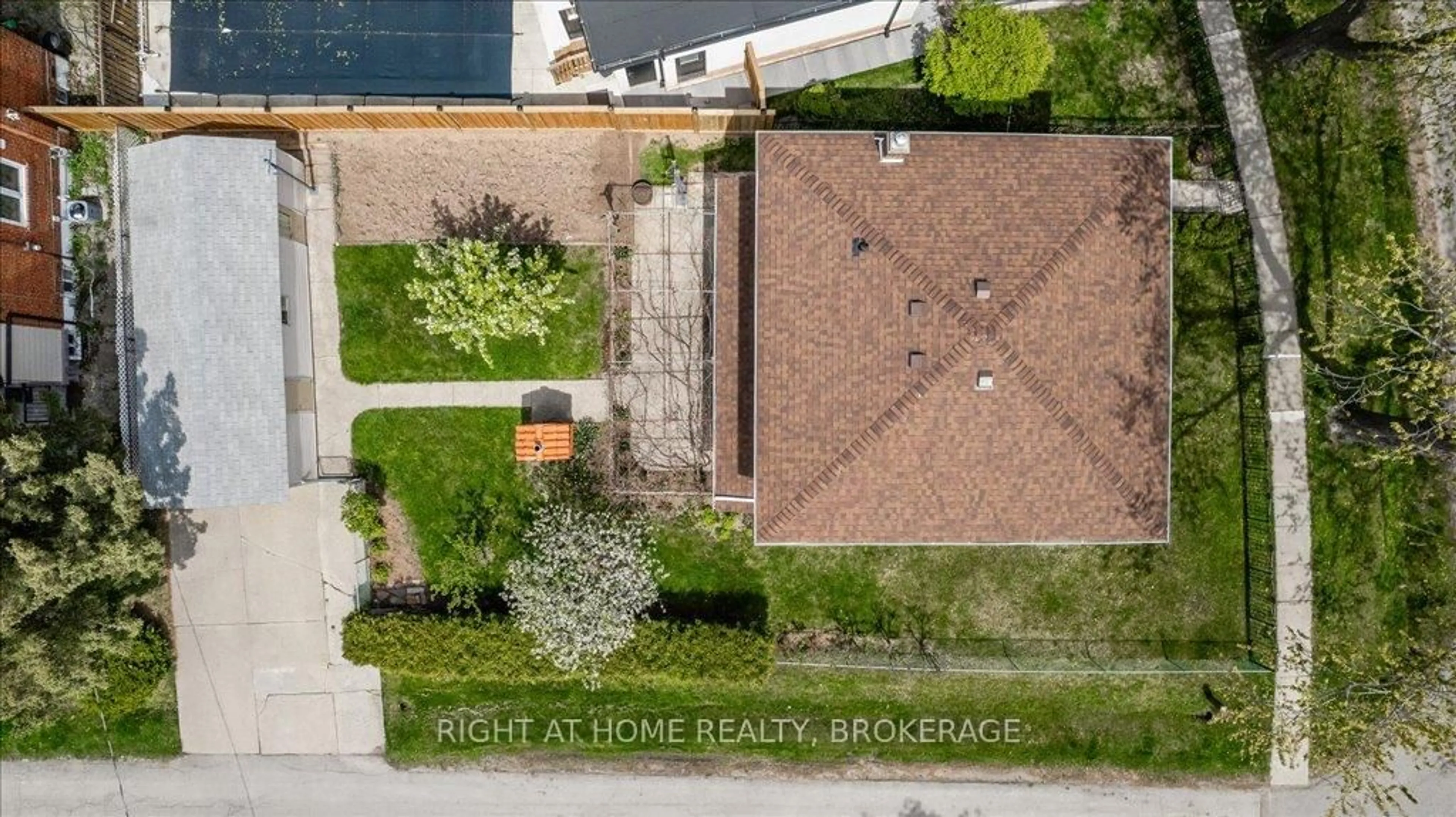 A pic from outside/outdoor area/front of a property/back of a property/a pic from drone, street for 133 Prince Charles Dr, Oakville Ontario L6K 2E1