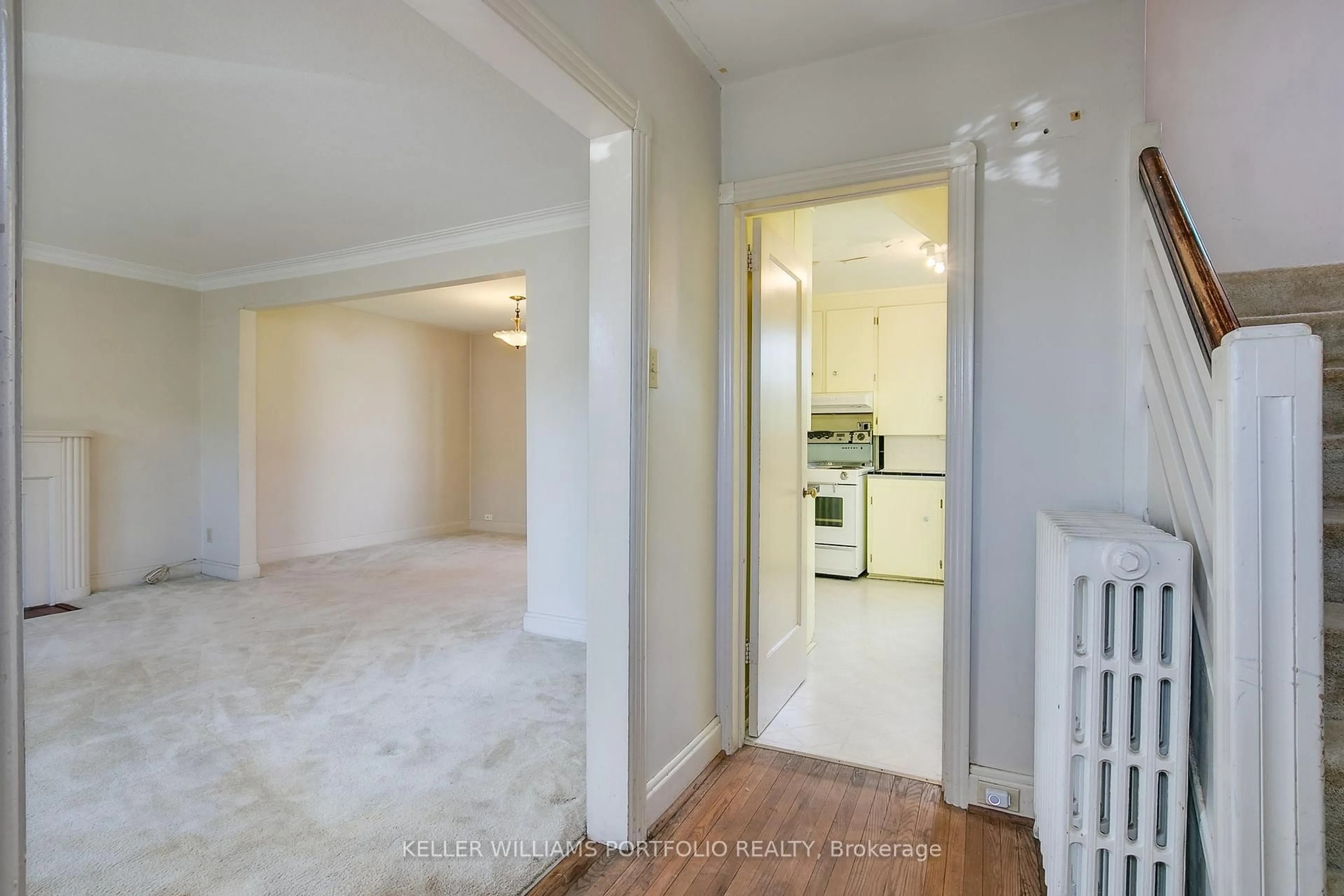 Indoor entryway for 8 Sunnylea Ave, Toronto Ontario M8Y 2J7