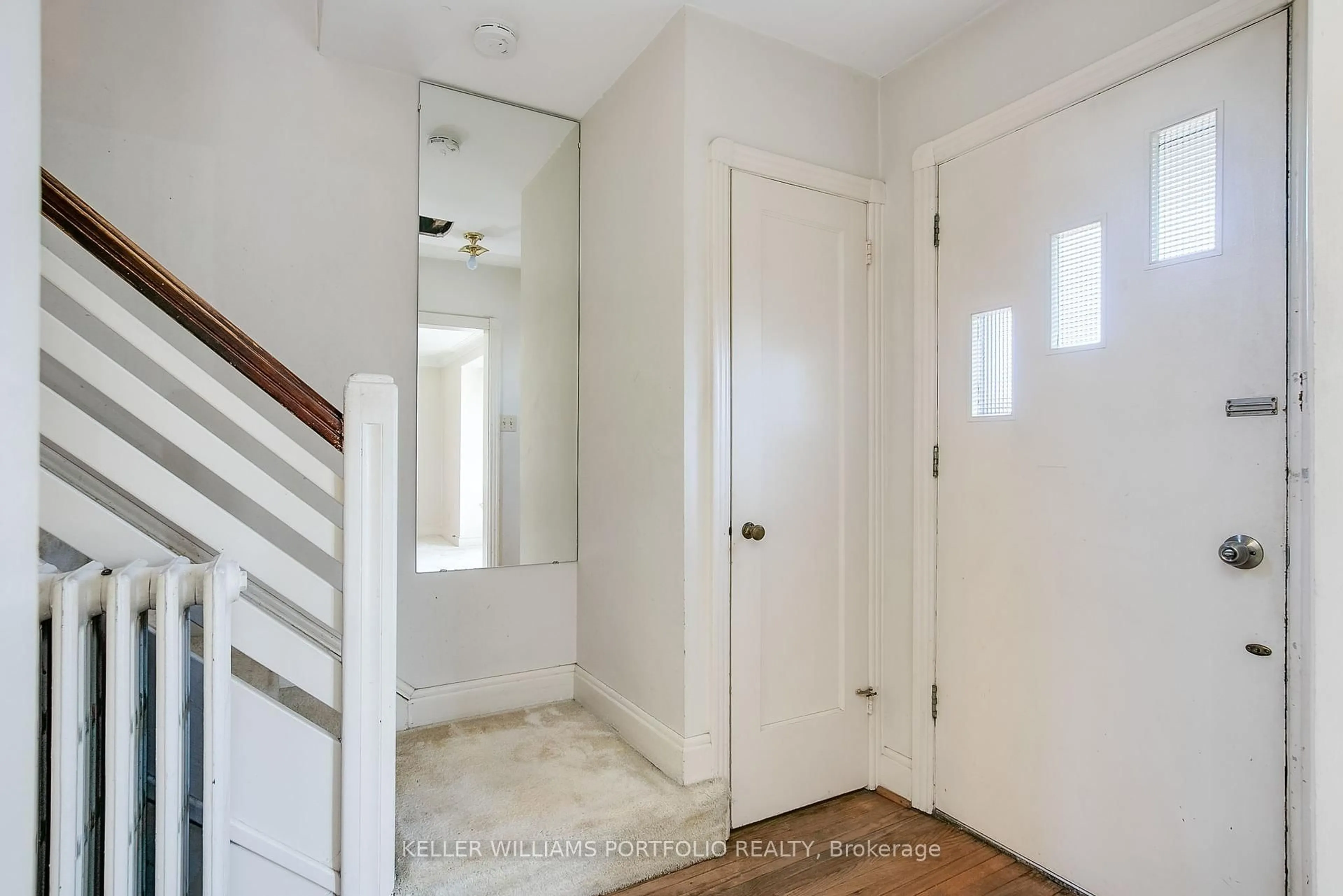 Indoor entryway for 8 Sunnylea Ave, Toronto Ontario M8Y 2J7