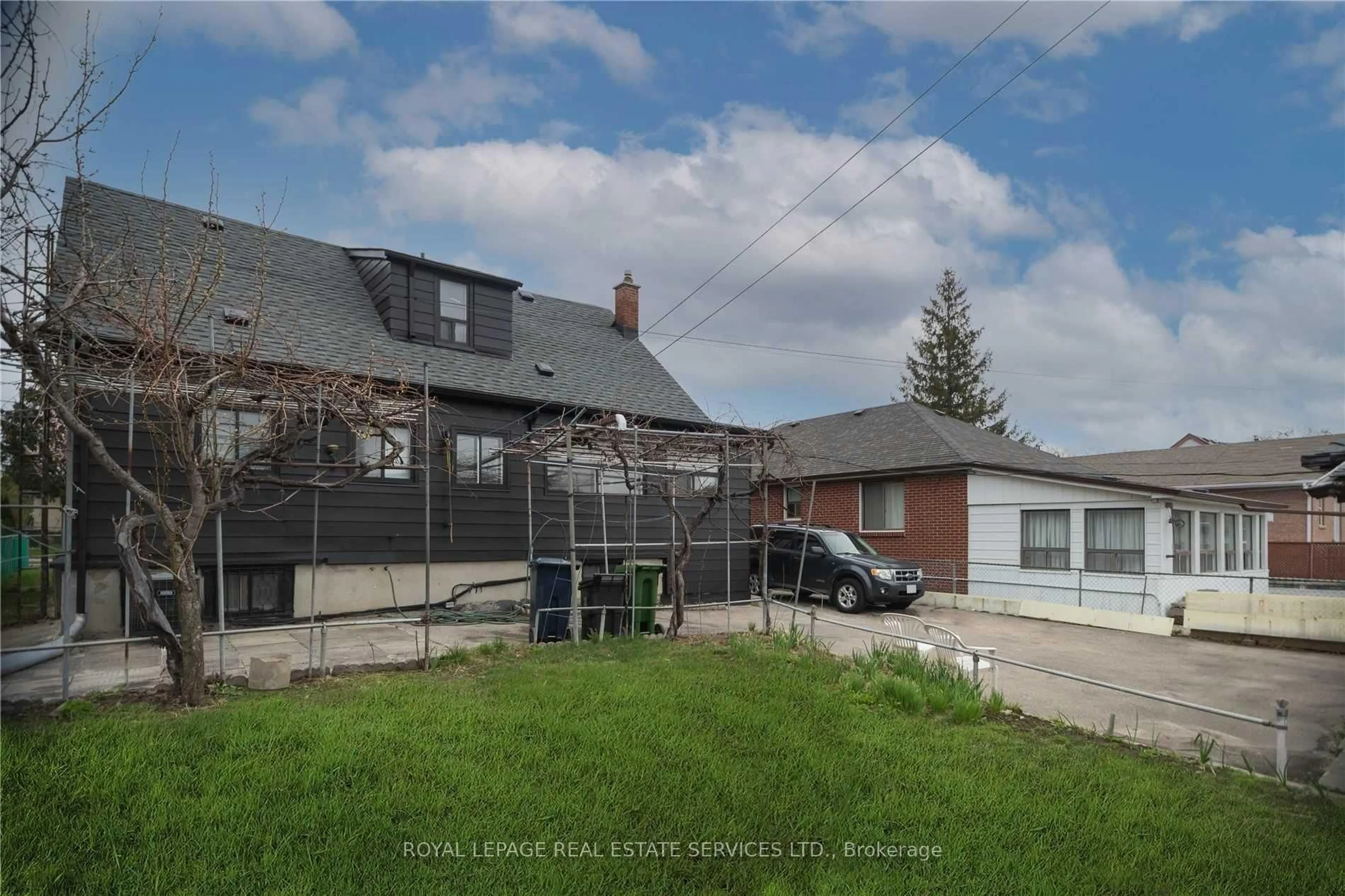 A pic from outside/outdoor area/front of a property/back of a property/a pic from drone, street for 1010 Caledonia Rd, Toronto Ontario M6B 3Z1