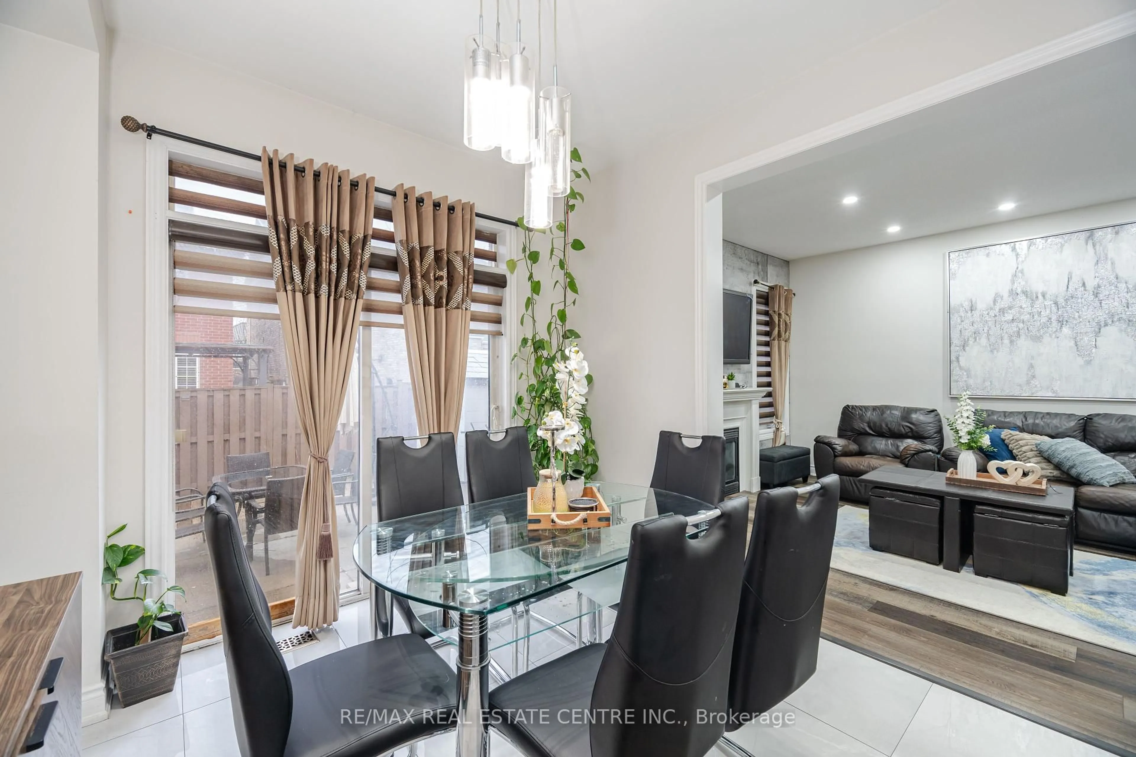 Dining room, unknown for 112 Connolly Cres, Brampton Ontario L6R 0E3