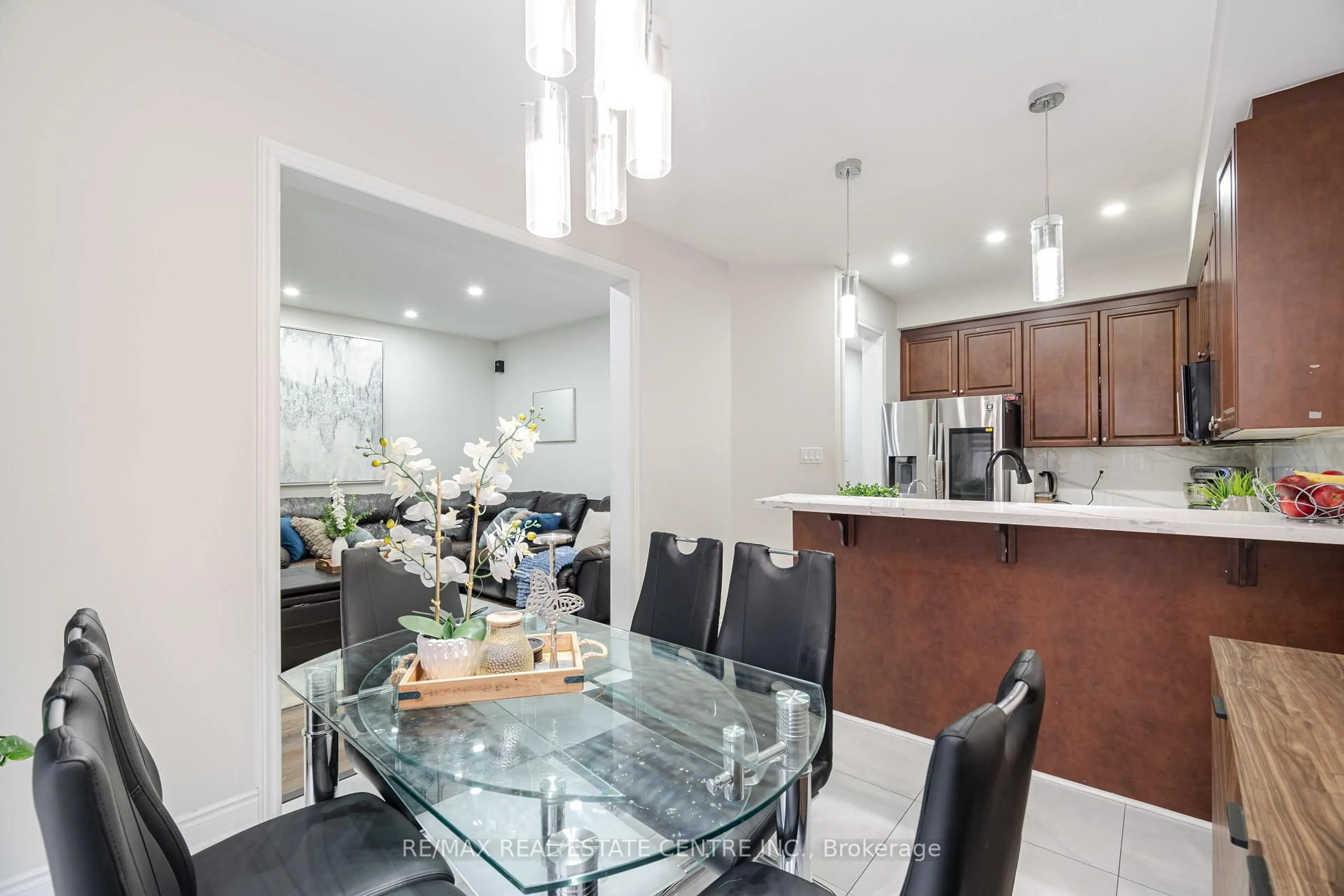 Open concept kitchen, unknown for 112 Connolly Cres, Brampton Ontario L6R 0E3