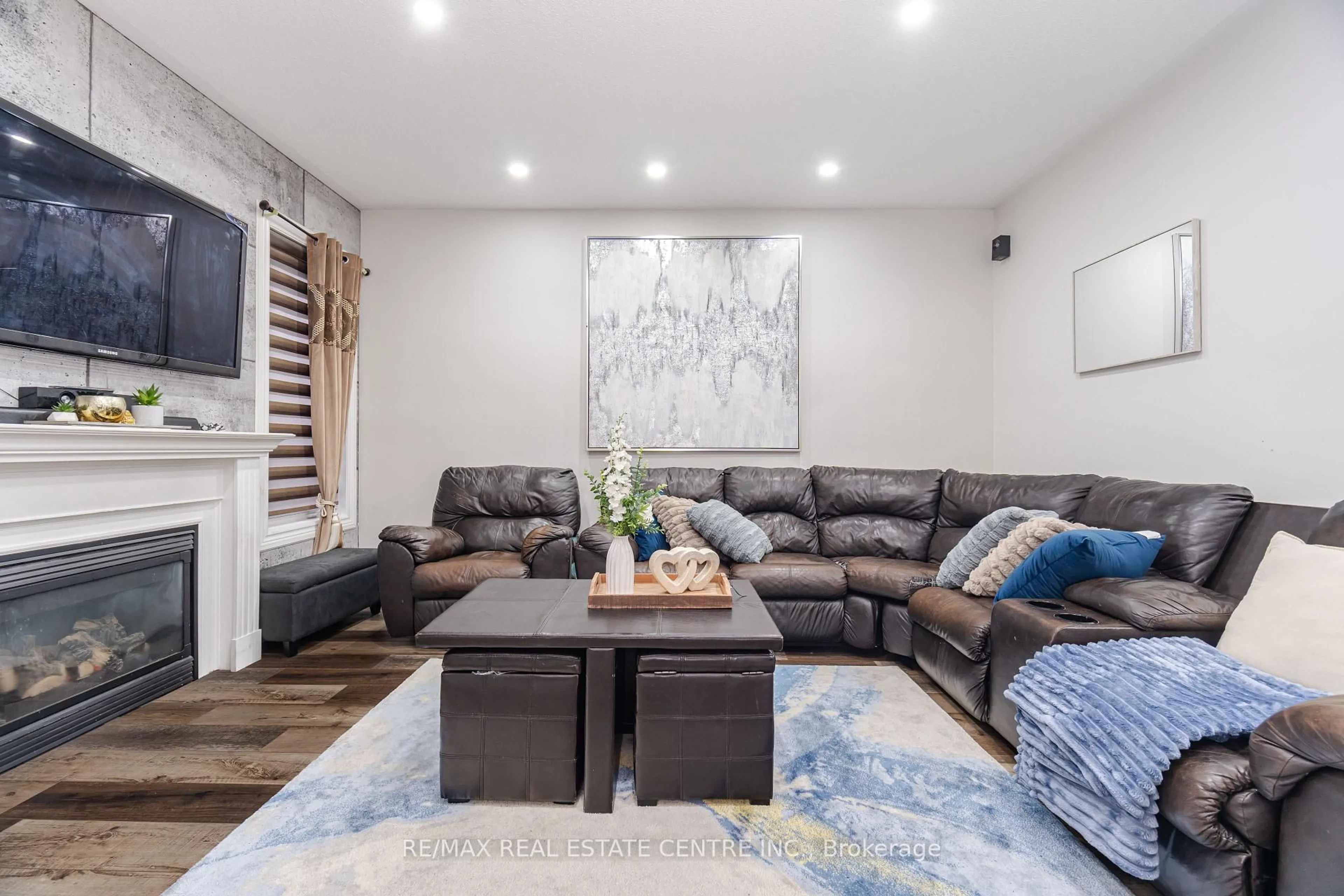 Living room with furniture, unknown for 112 Connolly Cres, Brampton Ontario L6R 0E3
