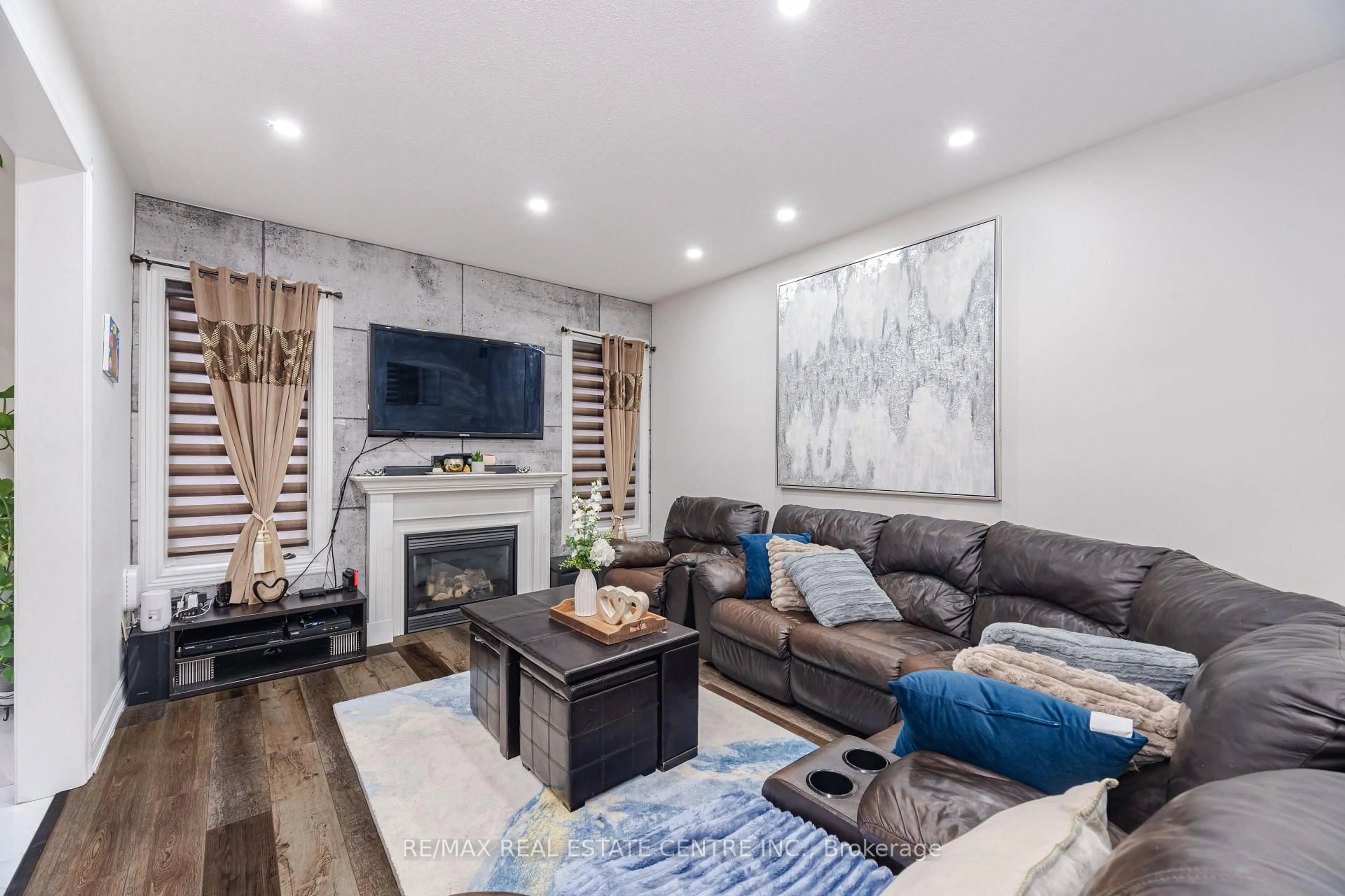 Living room with furniture, wood/laminate floor for 112 Connolly Cres, Brampton Ontario L6R 0E3