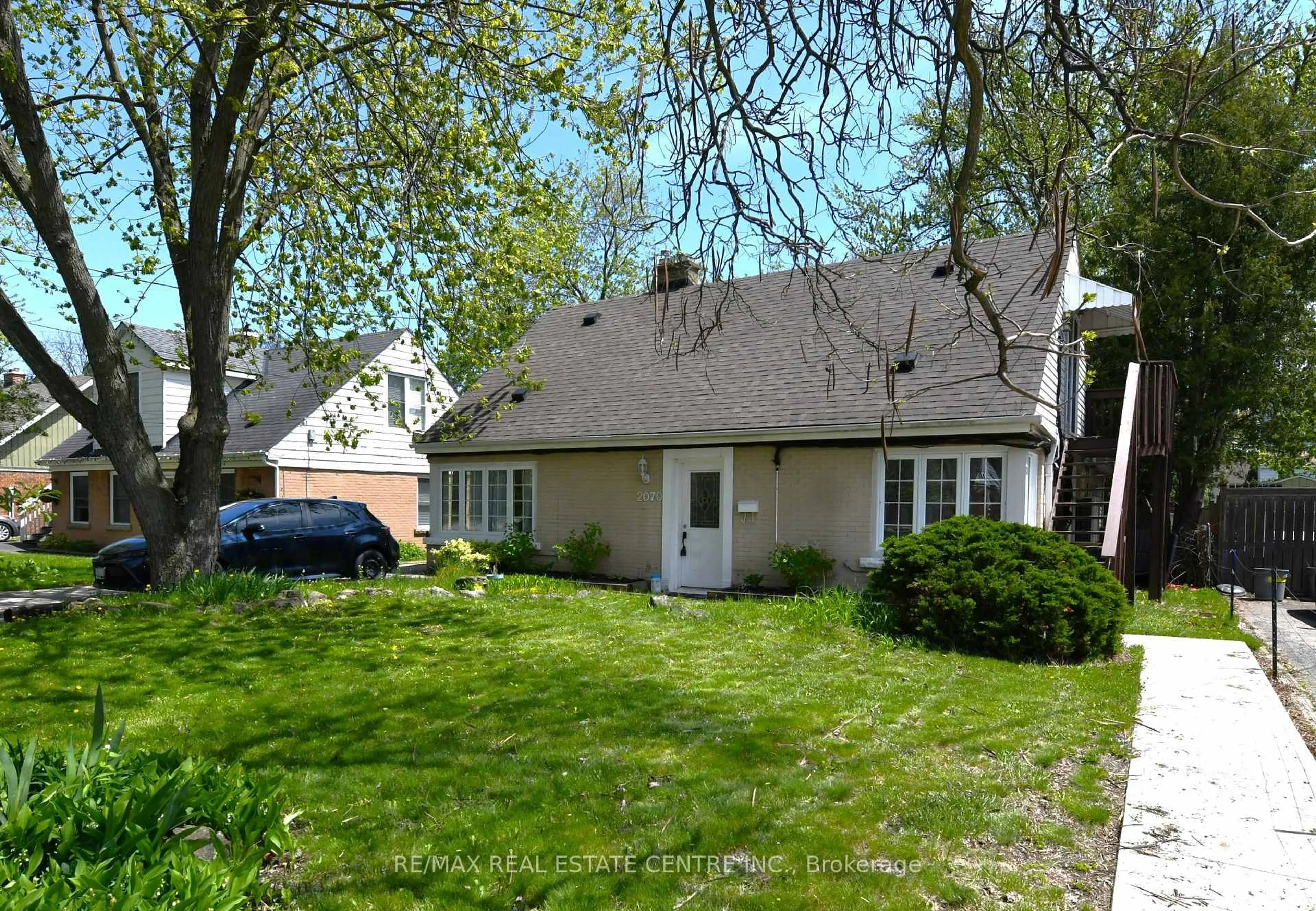 A pic from outside/outdoor area/front of a property/back of a property/a pic from drone, street for 2070 Churchill Ave, Burlington Ontario L7R 3T7