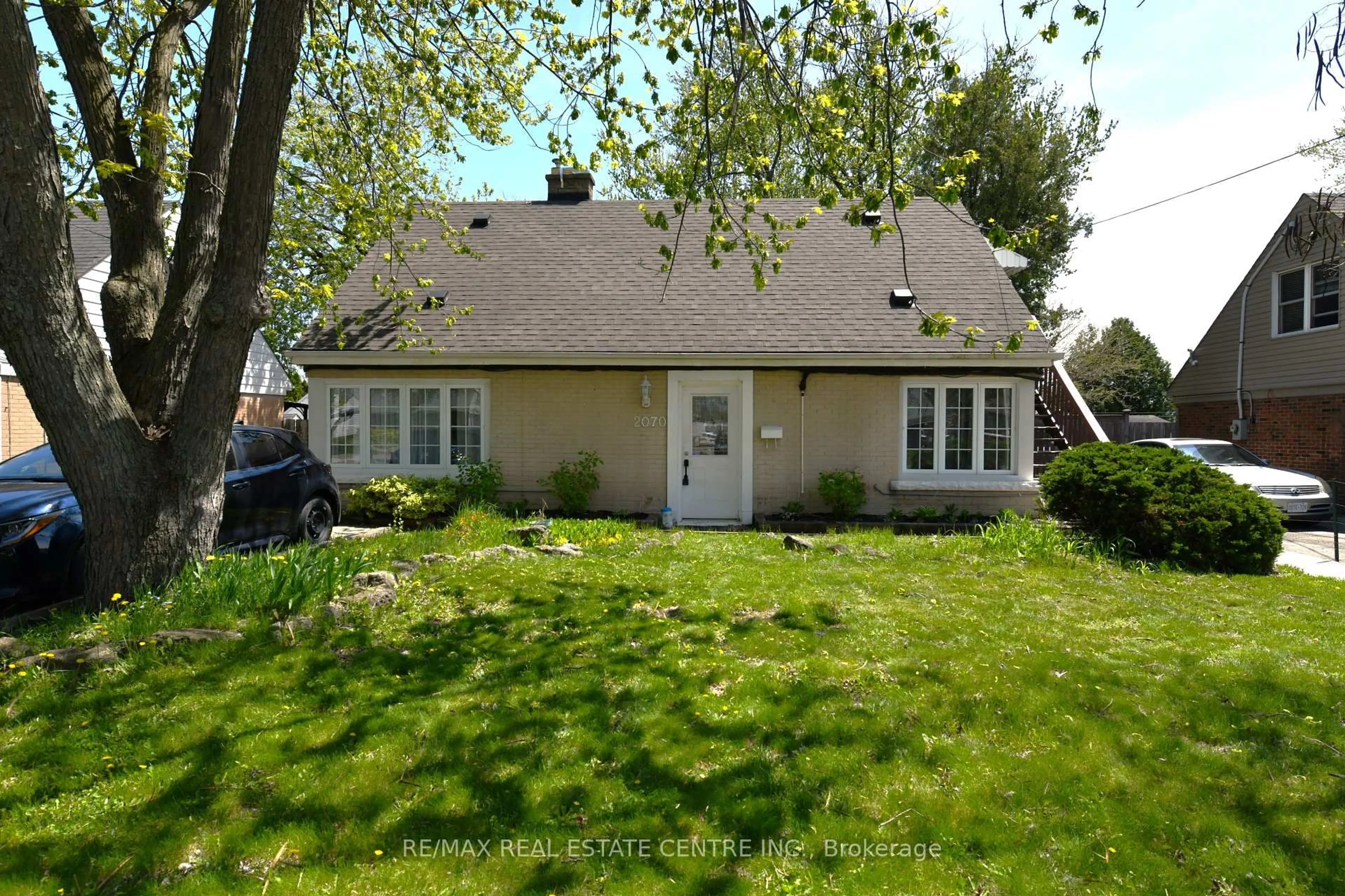 Home with vinyl exterior material, street for 2070 Churchill Ave, Burlington Ontario L7R 3T7