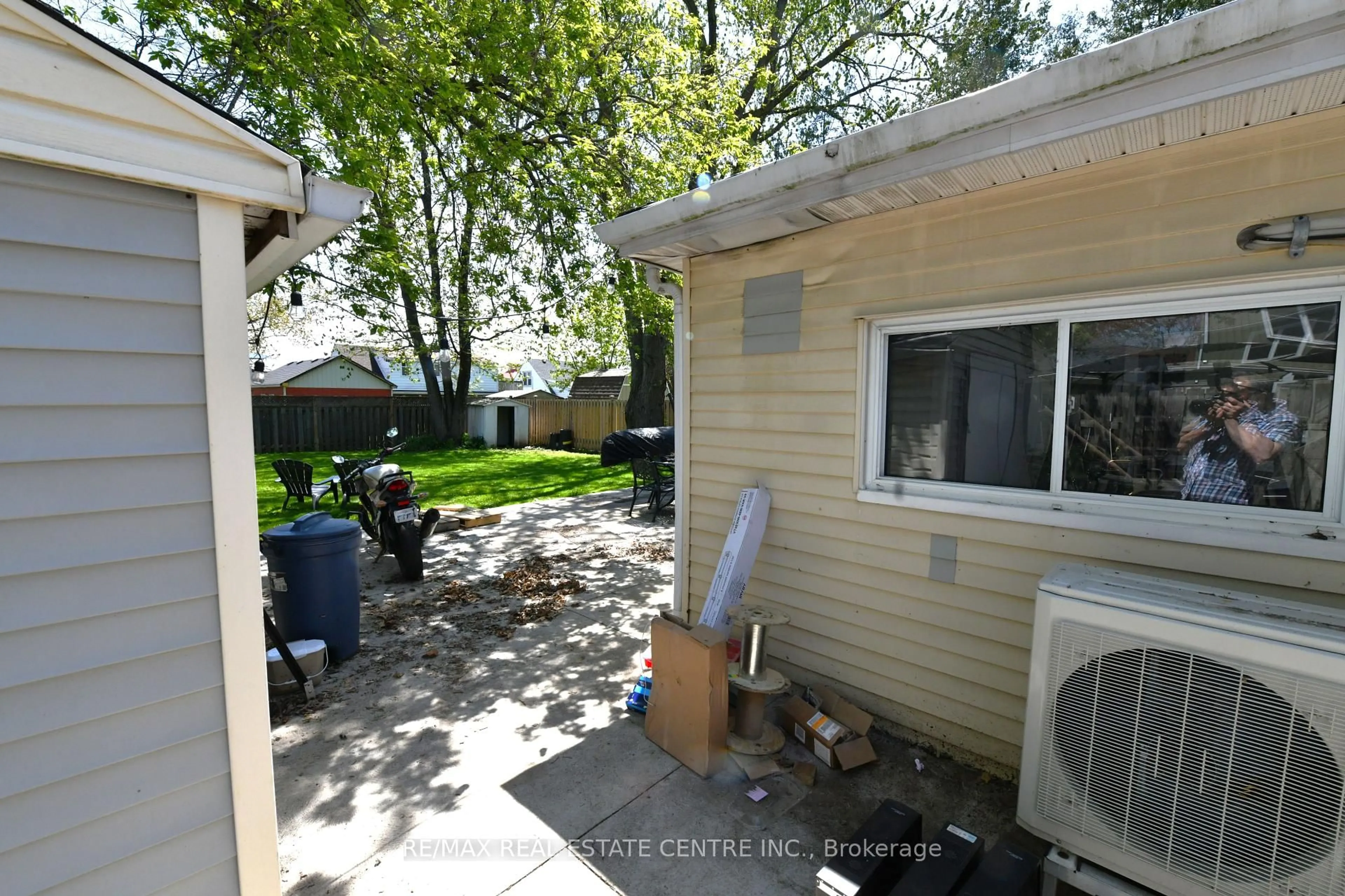 Patio, street for 2070 Churchill Ave, Burlington Ontario L7R 3T7