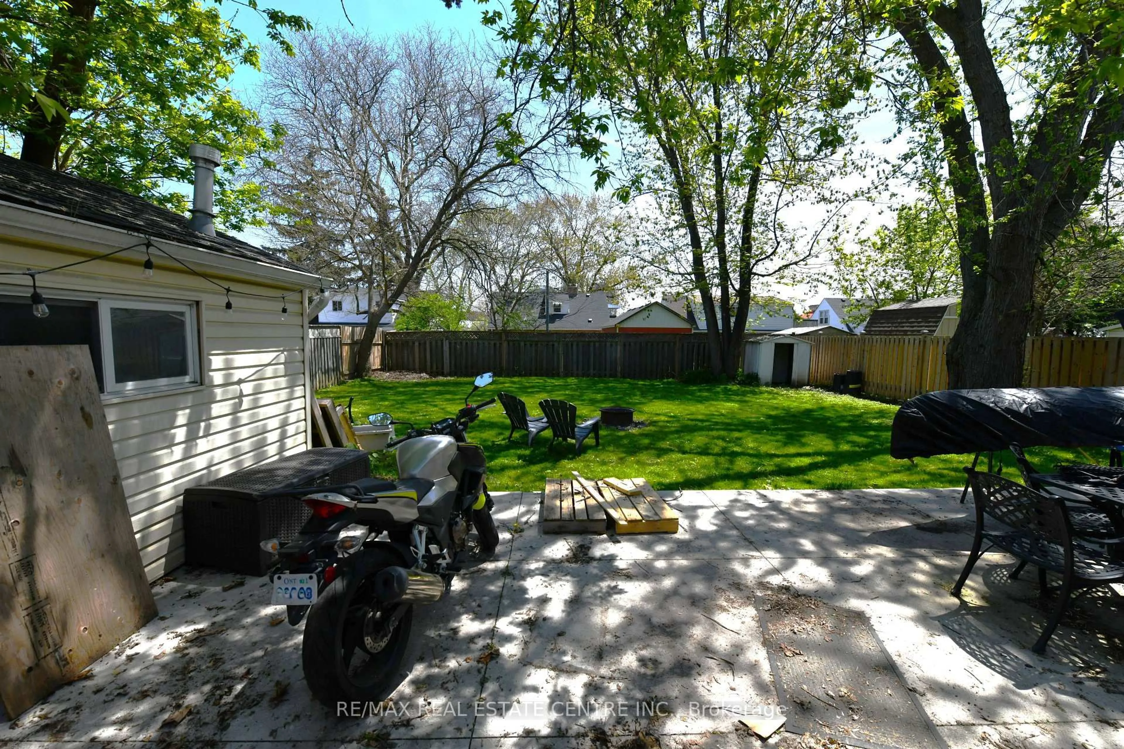 Patio, street for 2070 Churchill Ave, Burlington Ontario L7R 3T7