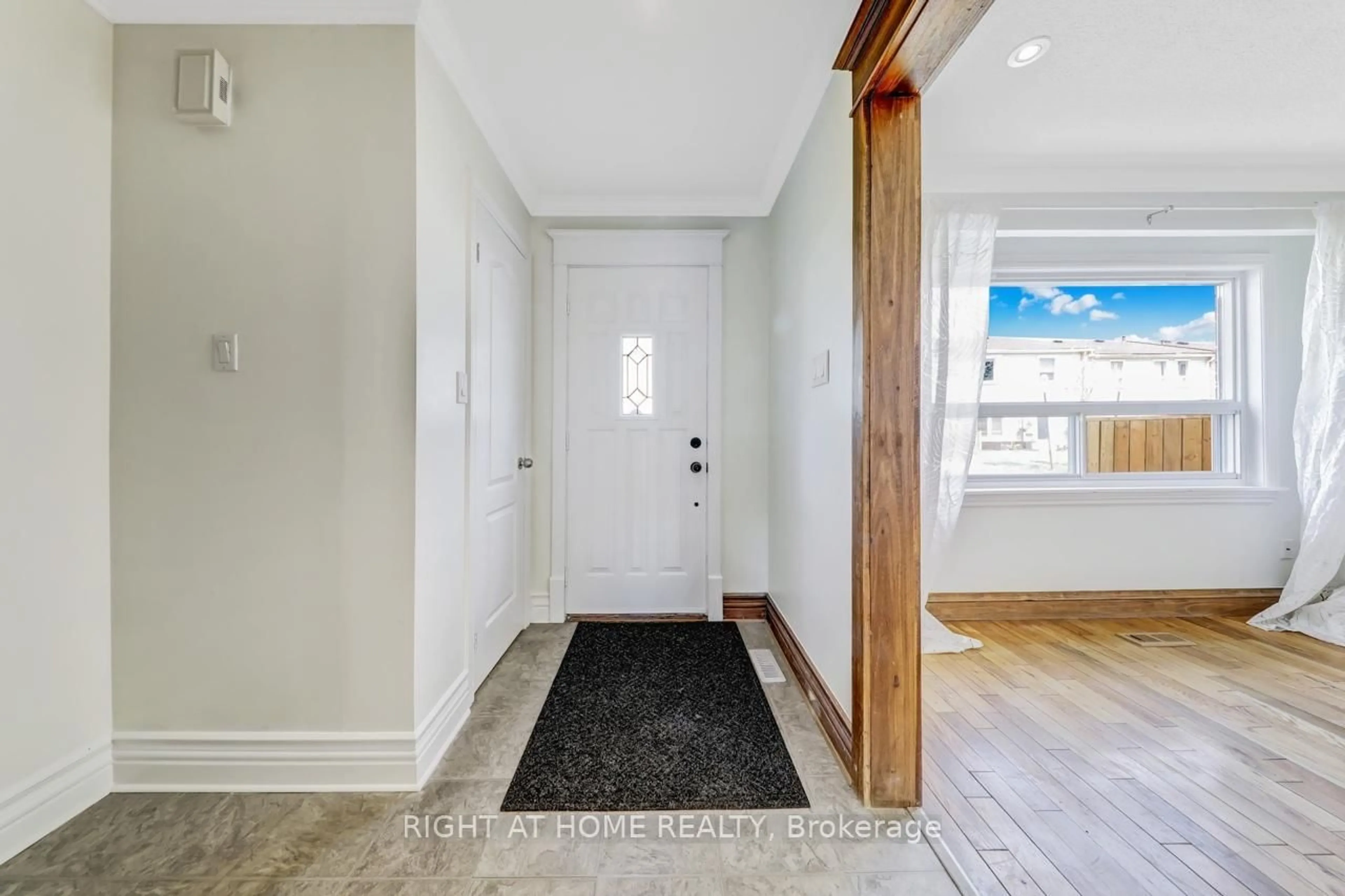 Indoor entryway for 1055 Shawnmarr Rd #77, Mississauga Ontario L5H 3V2