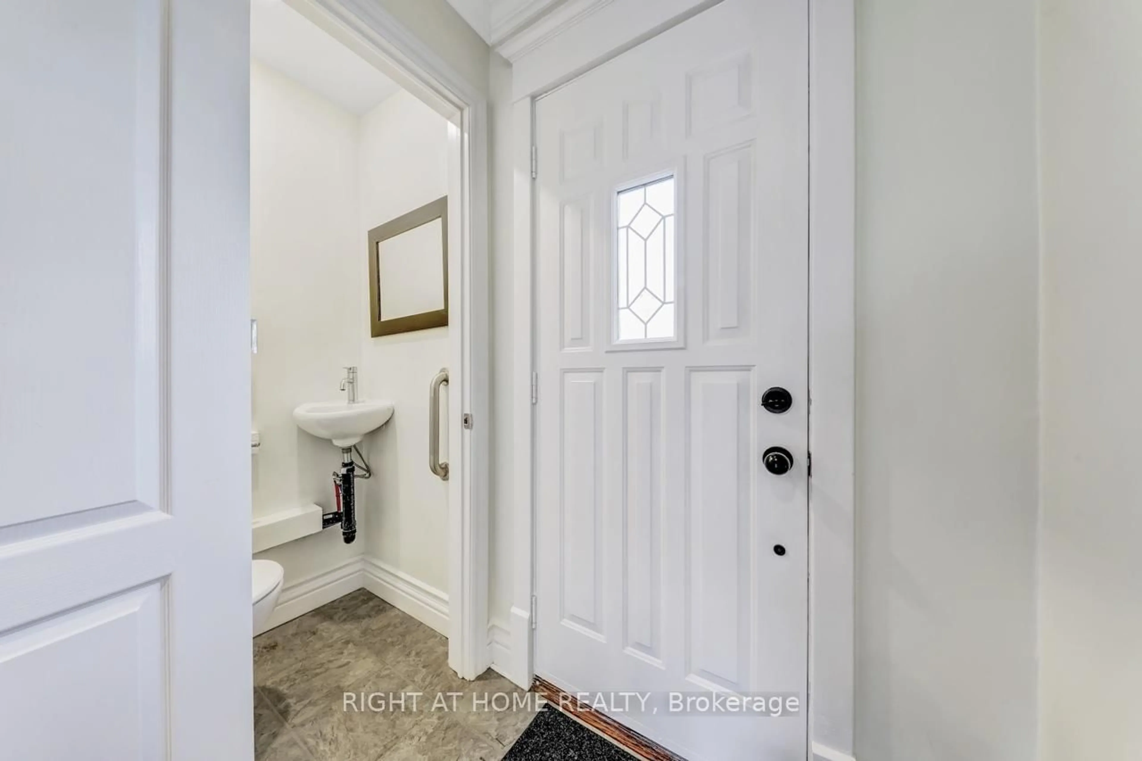 Indoor entryway for 1055 Shawnmarr Rd #77, Mississauga Ontario L5H 3V2