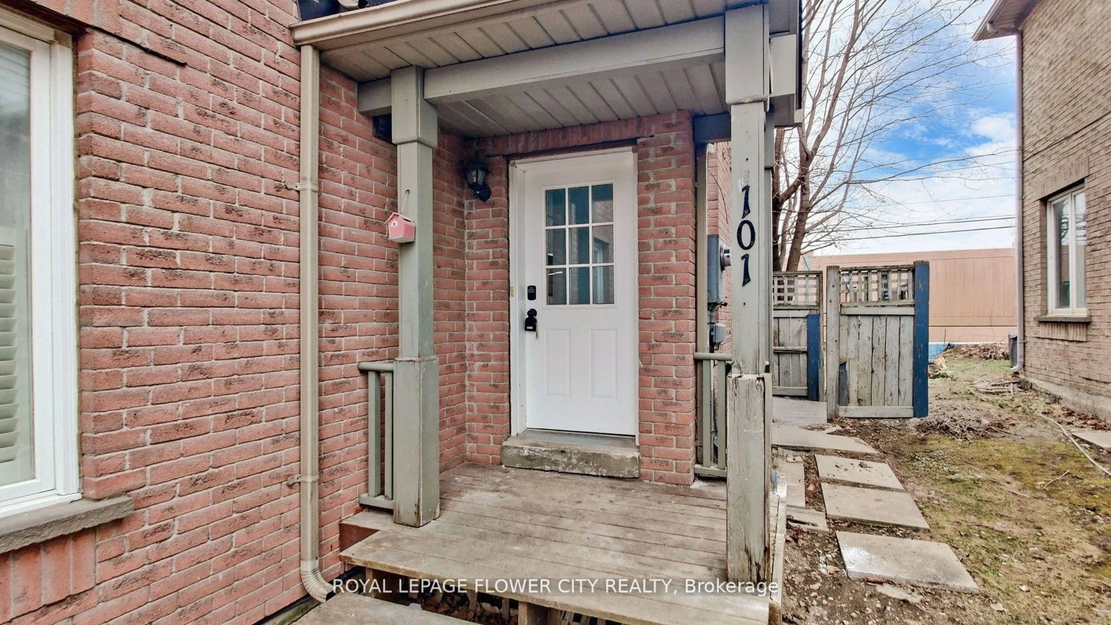 Indoor entryway for 101 Chipmunk Cres, Brampton Ontario L6R 1B4