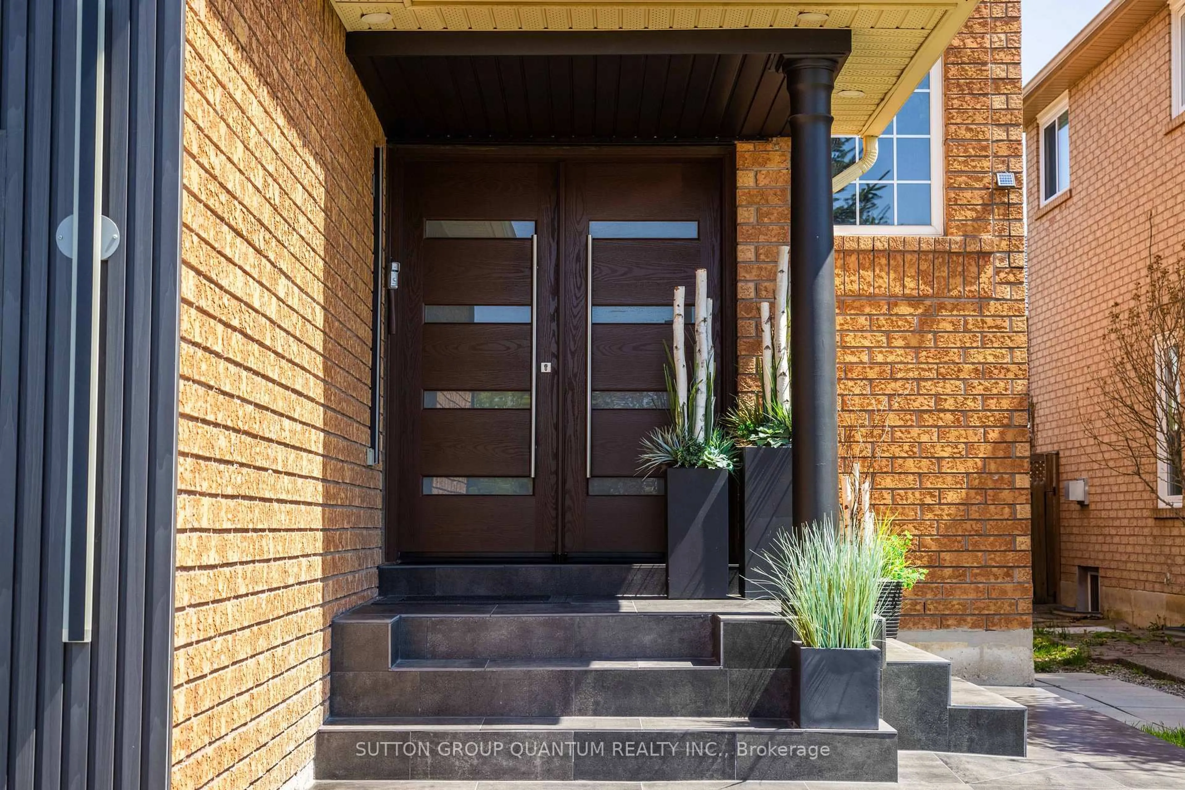 Indoor entryway for 7179 Terragar Blvd, Mississauga Ontario L5N 7L9