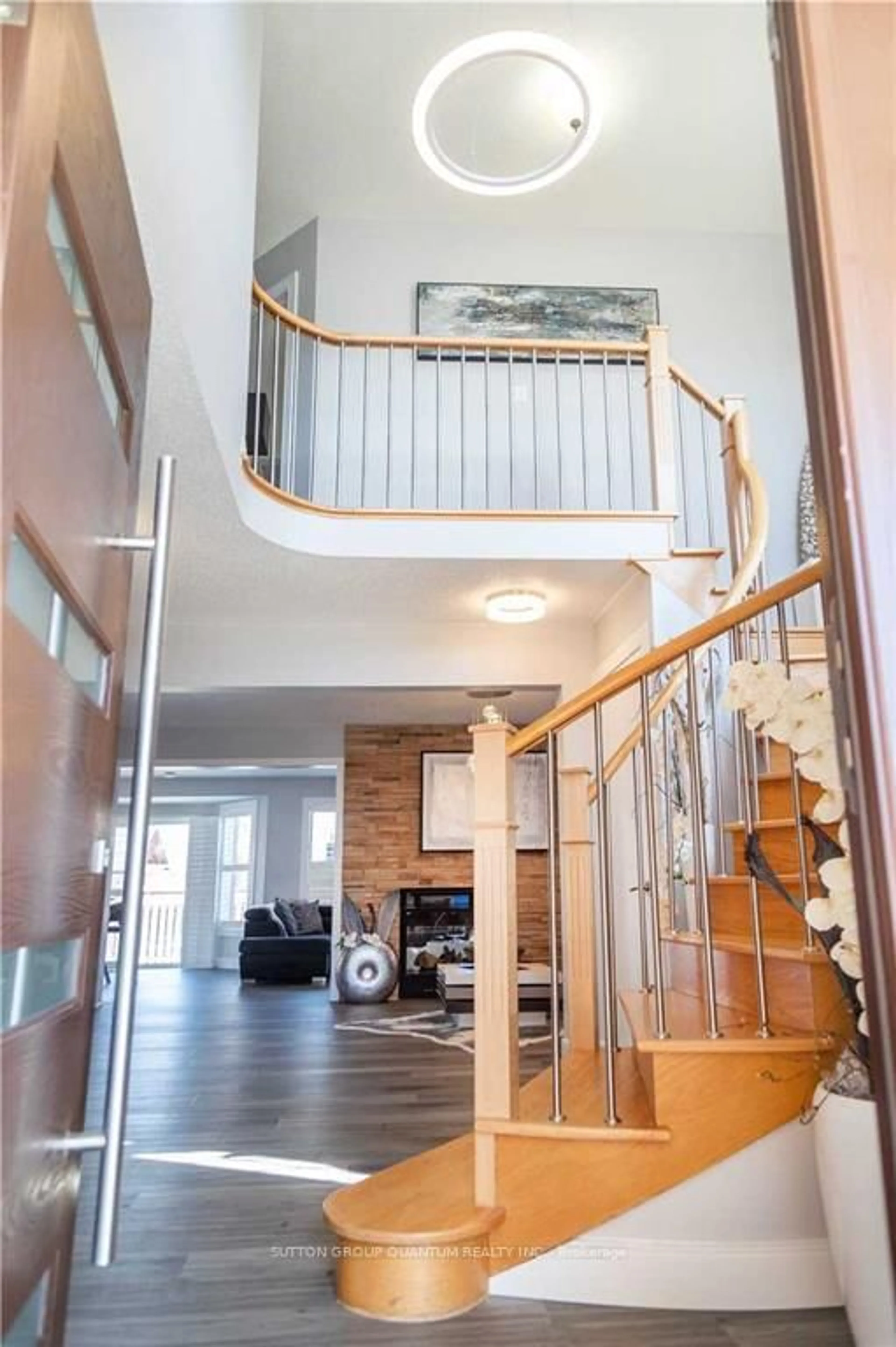 Indoor foyer for 7179 Terragar Blvd, Mississauga Ontario L5N 7L9