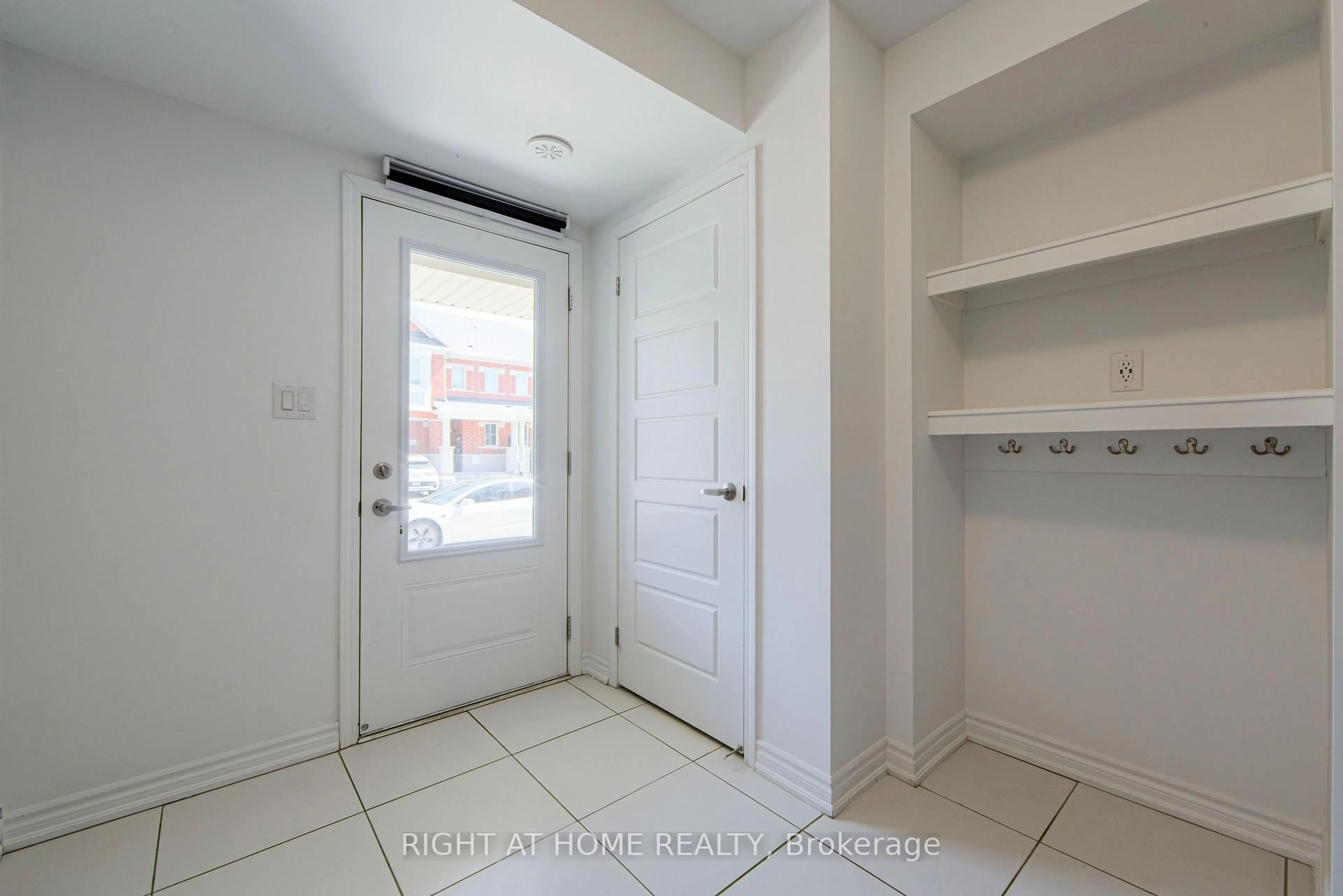 Indoor entryway for 1270 Wintergreen Pl, Milton Ontario L9E 1S4