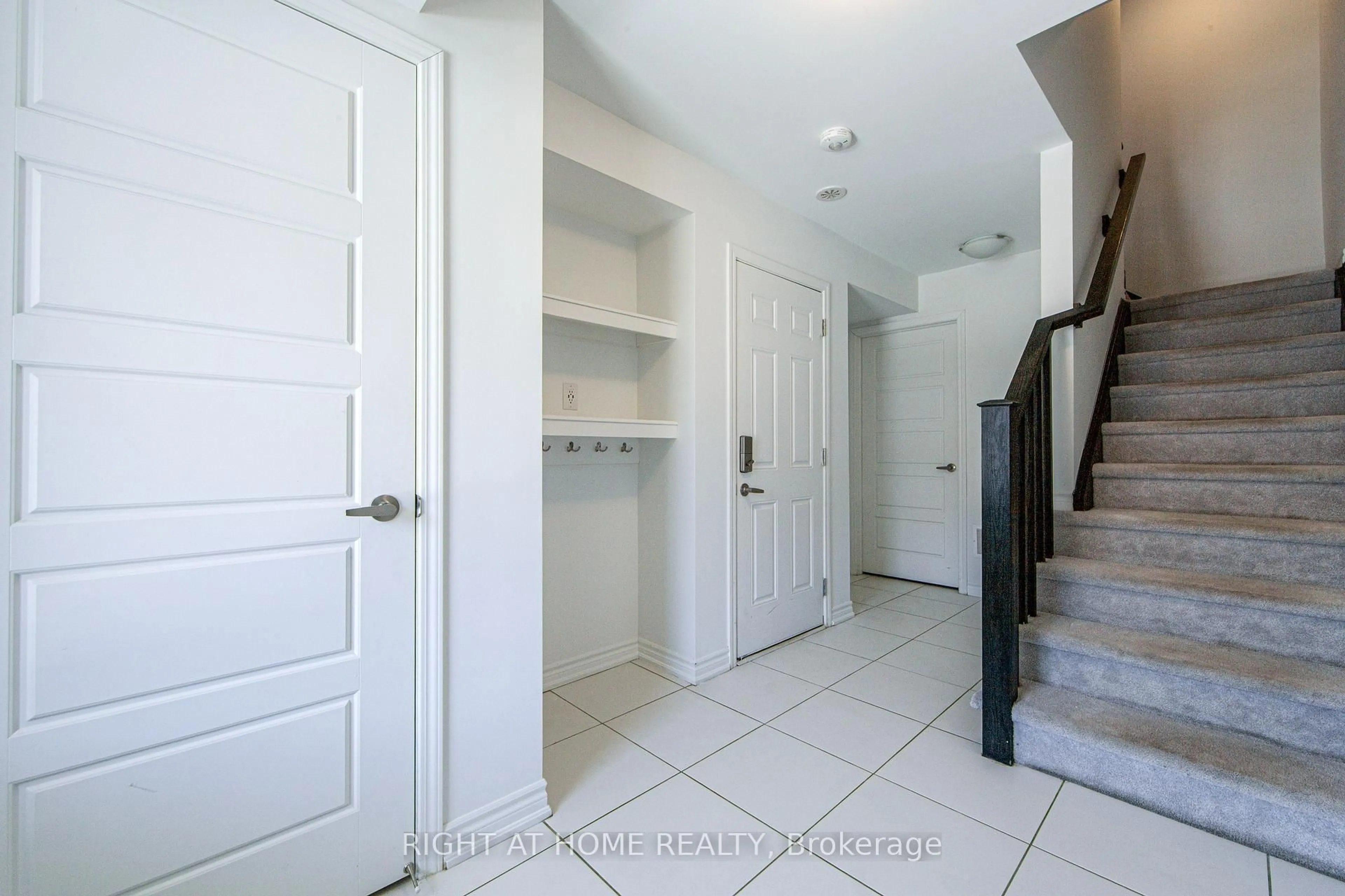 Indoor entryway for 1270 Wintergreen Pl, Milton Ontario L9E 1S4