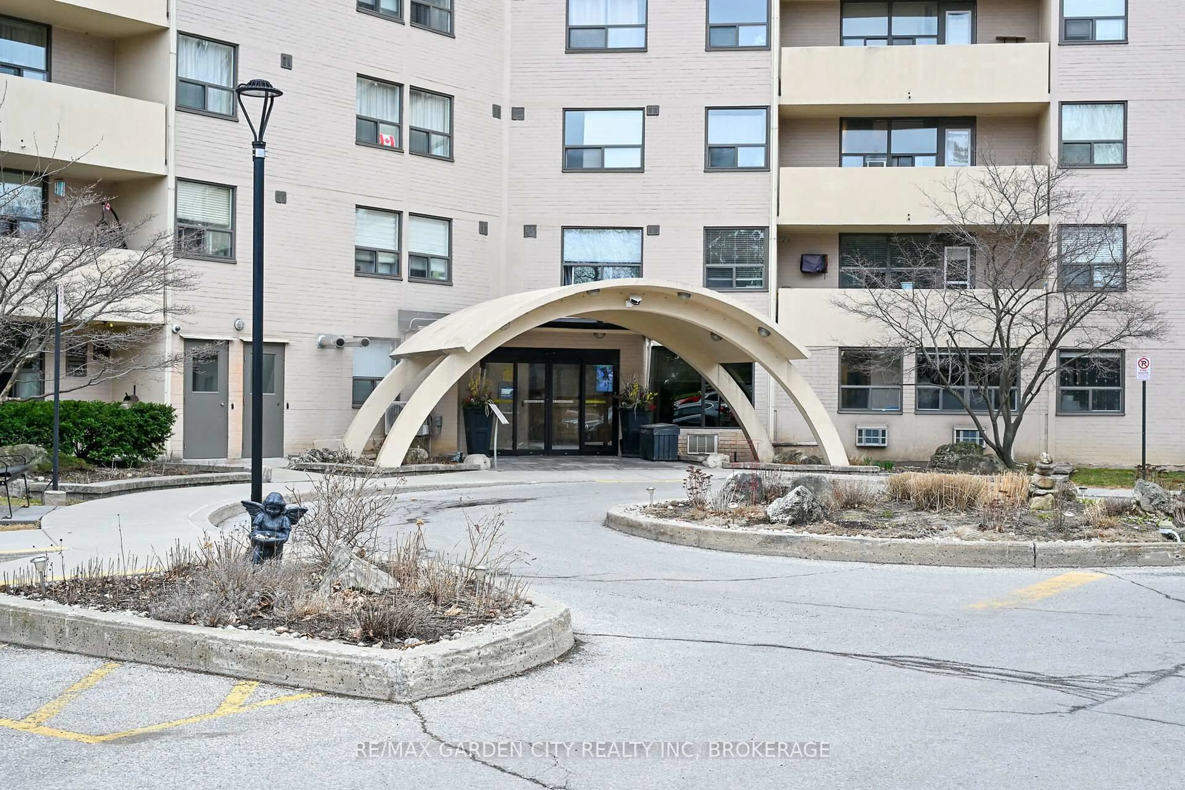 Indoor foyer for 700 Dynes Rd #317, Burlington Ontario L7N 3M2