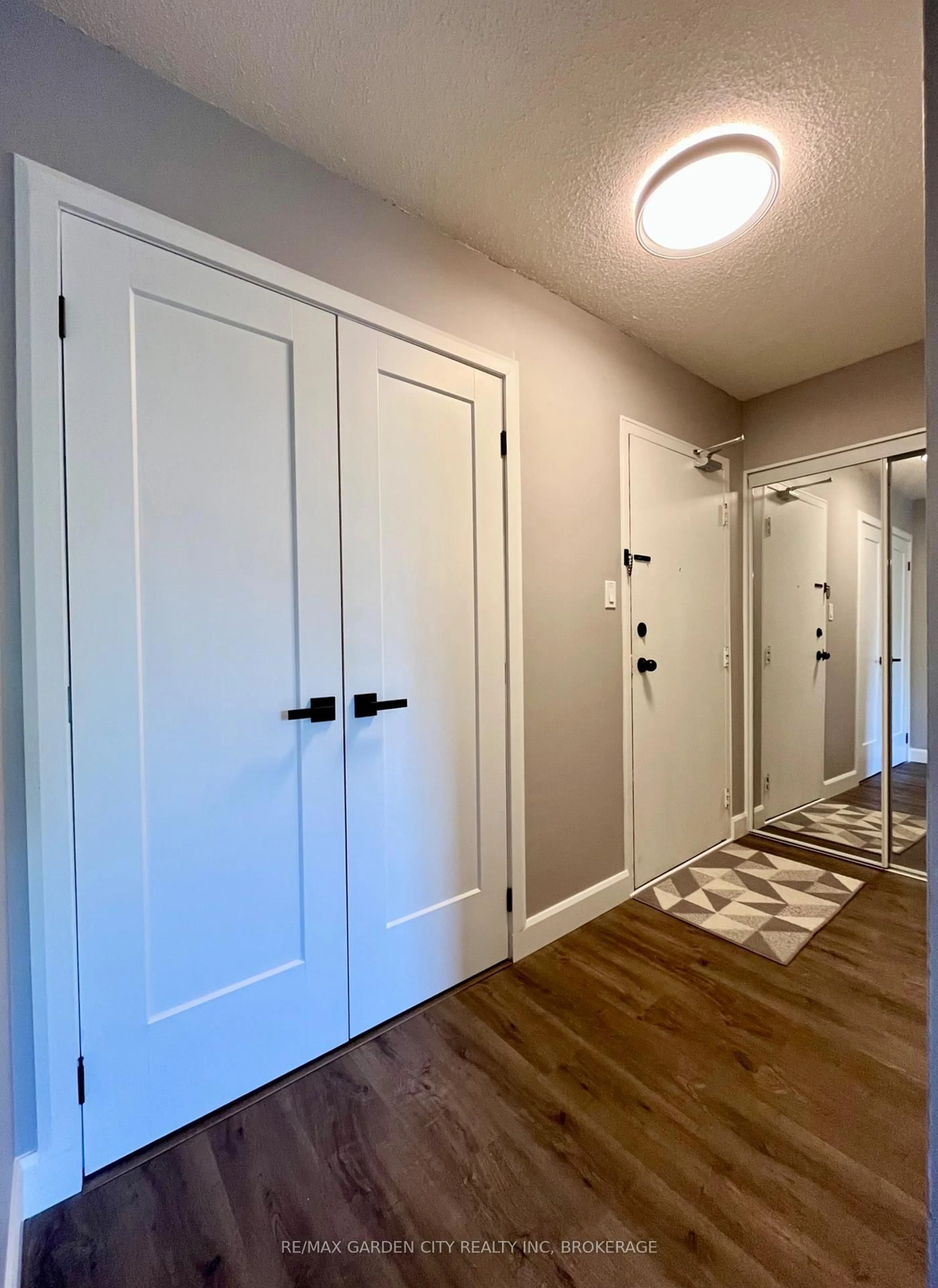 Indoor entryway for 700 Dynes Rd #317, Burlington Ontario L7N 3M2