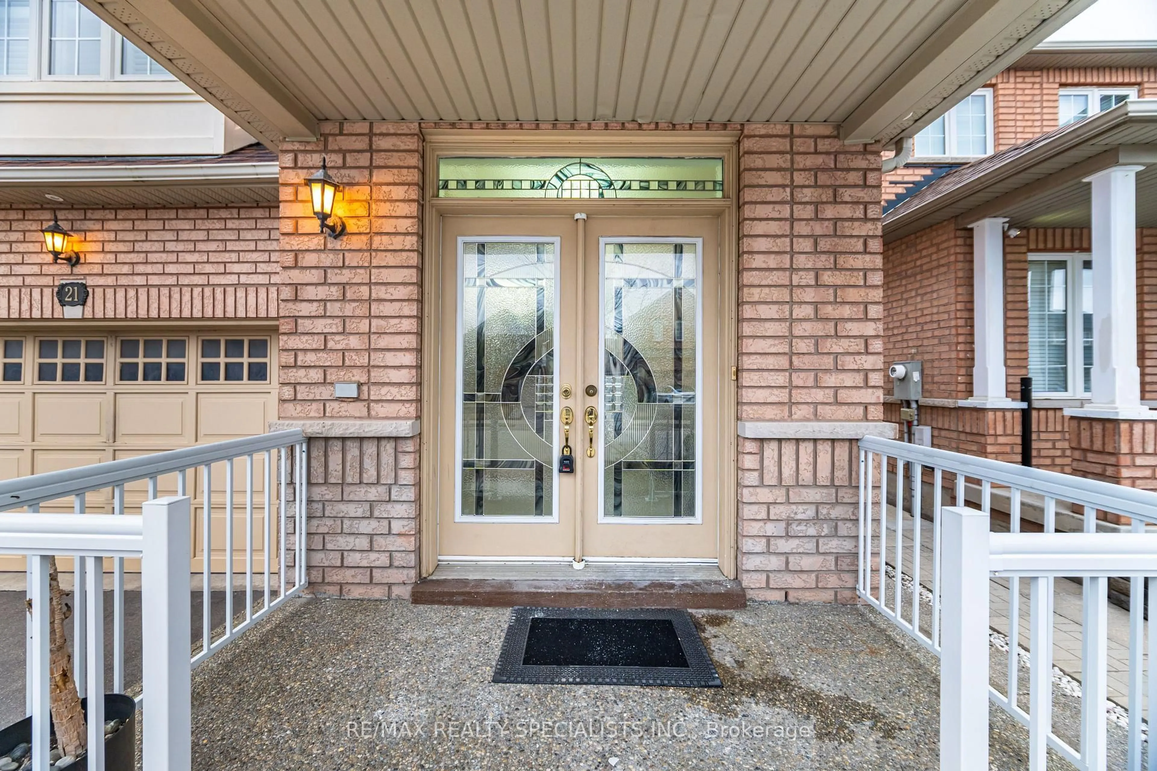 Indoor entryway for 21 Thimbleberry St, Brampton Ontario L7A 3L4