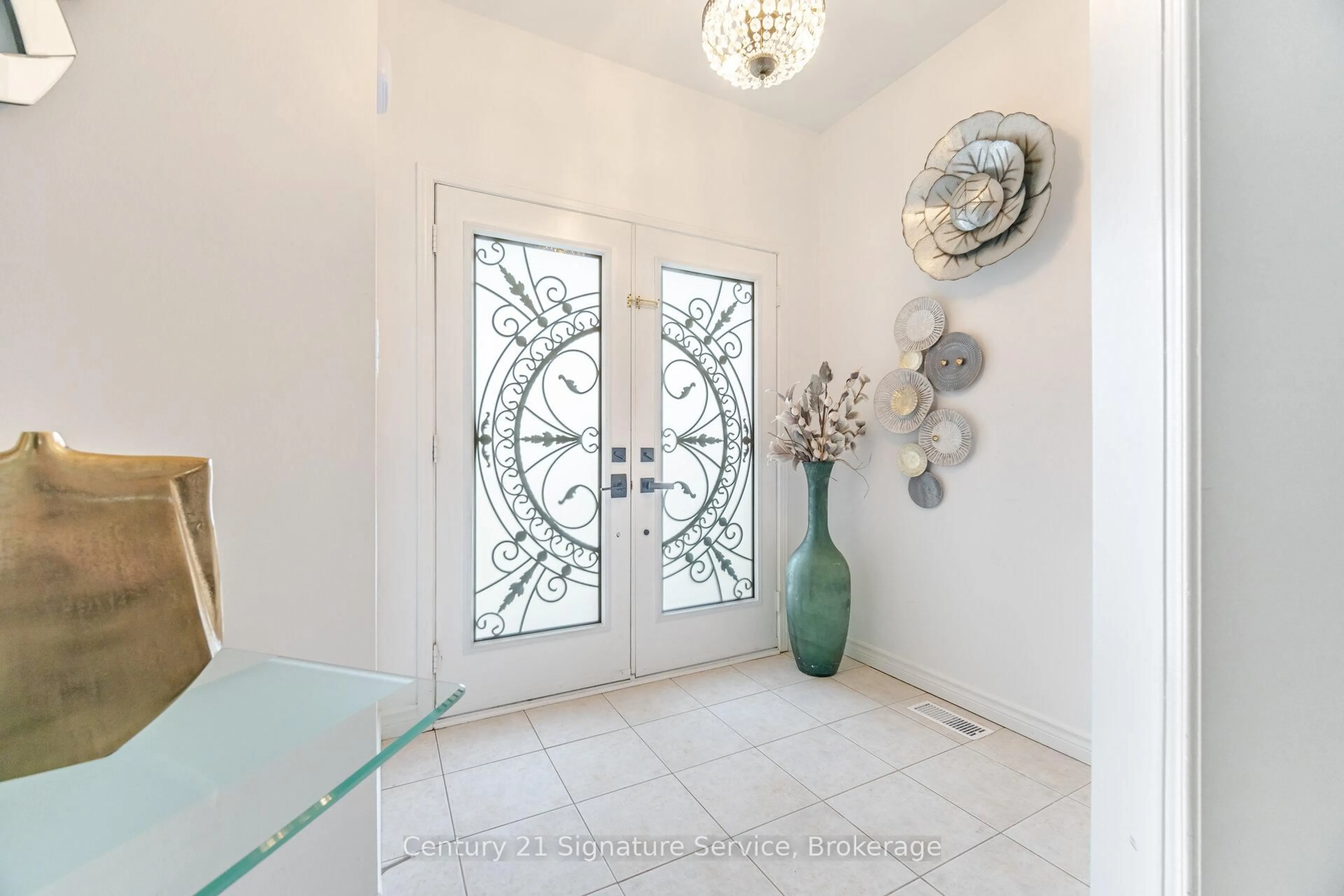 Indoor entryway for 7439 Allspice Tr, Mississauga Ontario L5N 8N5
