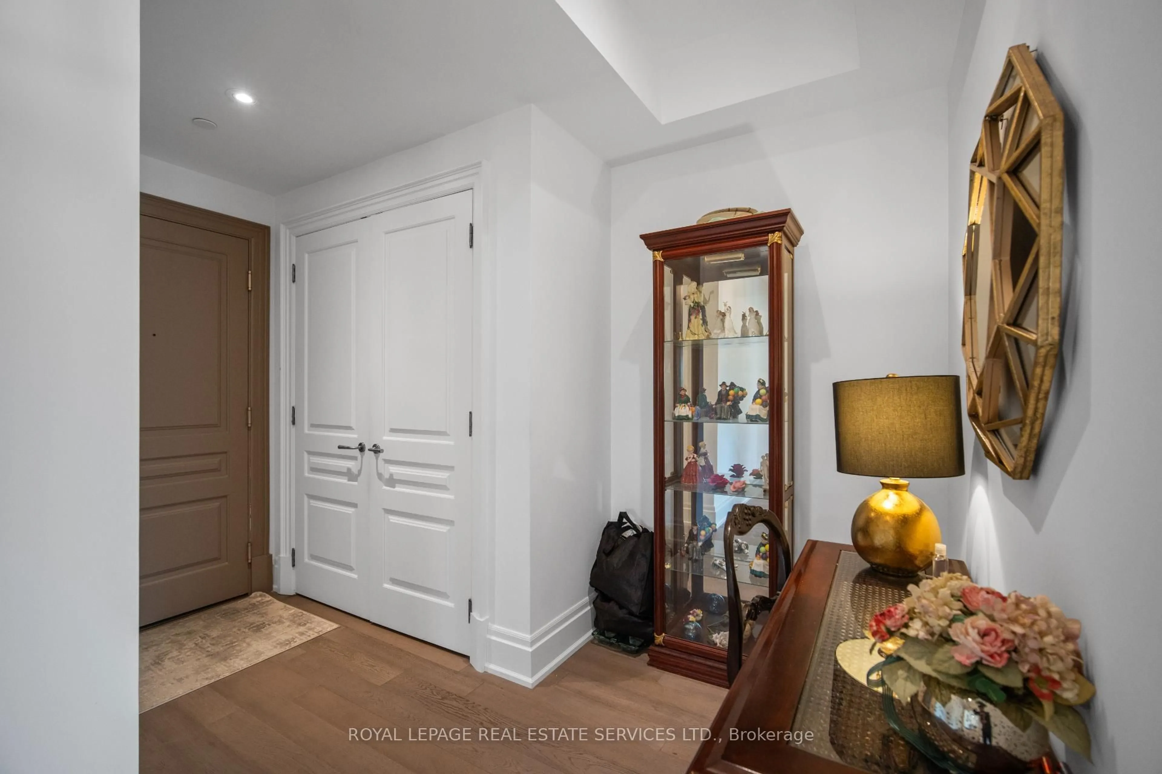 Indoor entryway for 4 The Kingsway N/A #505, Toronto Ontario M8X 2T1