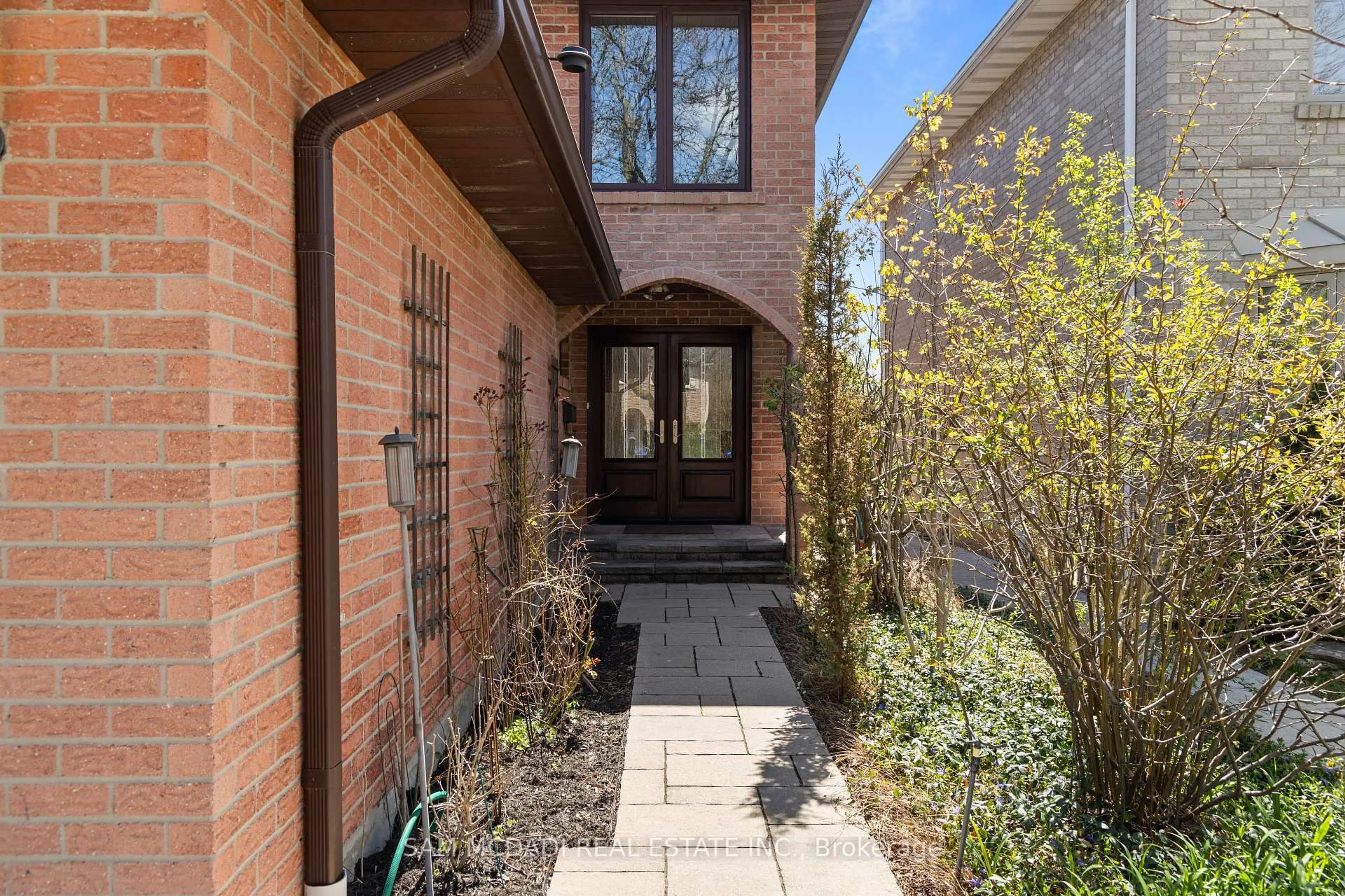 Home with brick exterior material, street for 4303 Tea Garden Circ, Mississauga Ontario L5B 2Z2