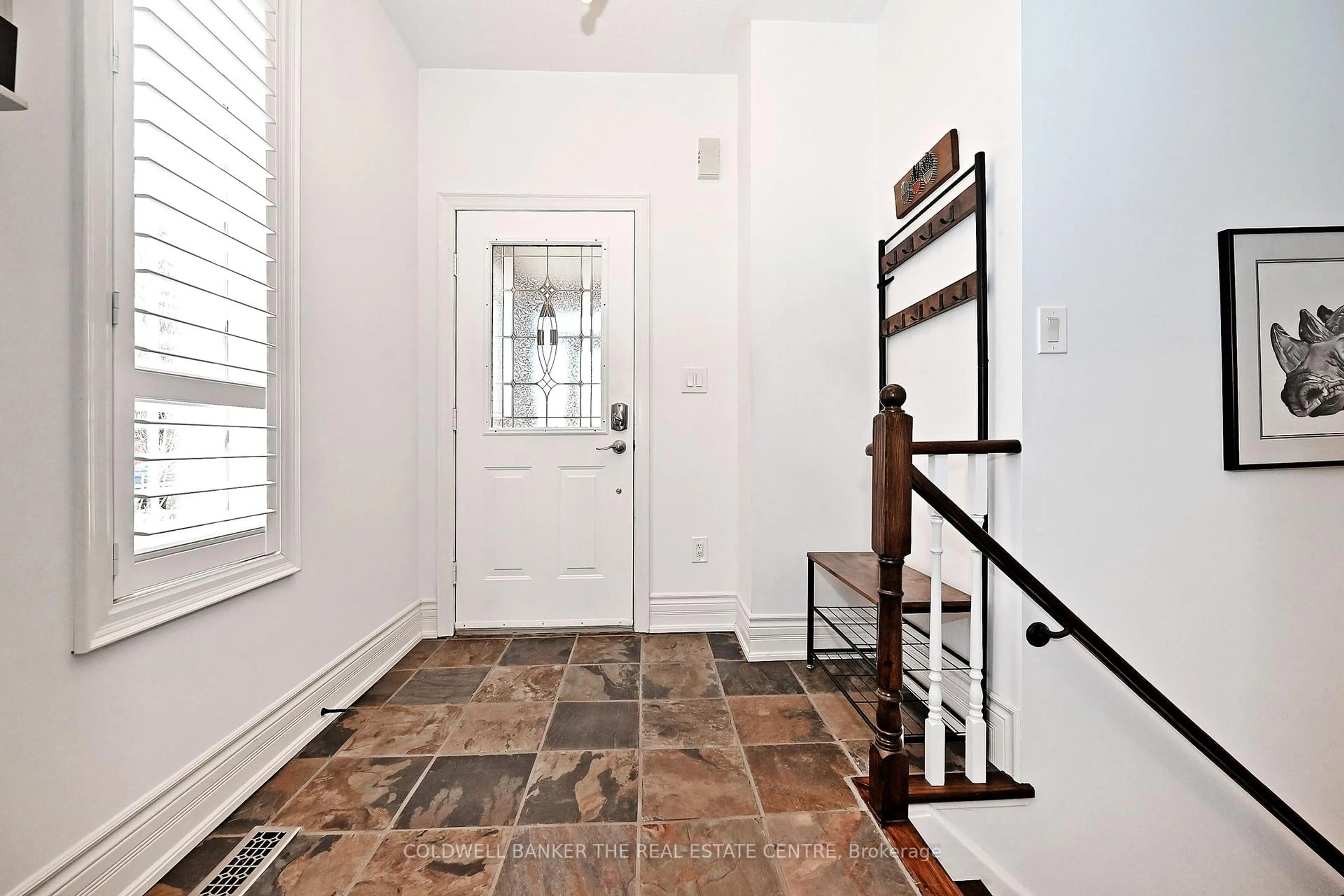 Indoor entryway for 14 Hesketh Crt, Caledon Ontario L7C 1C6