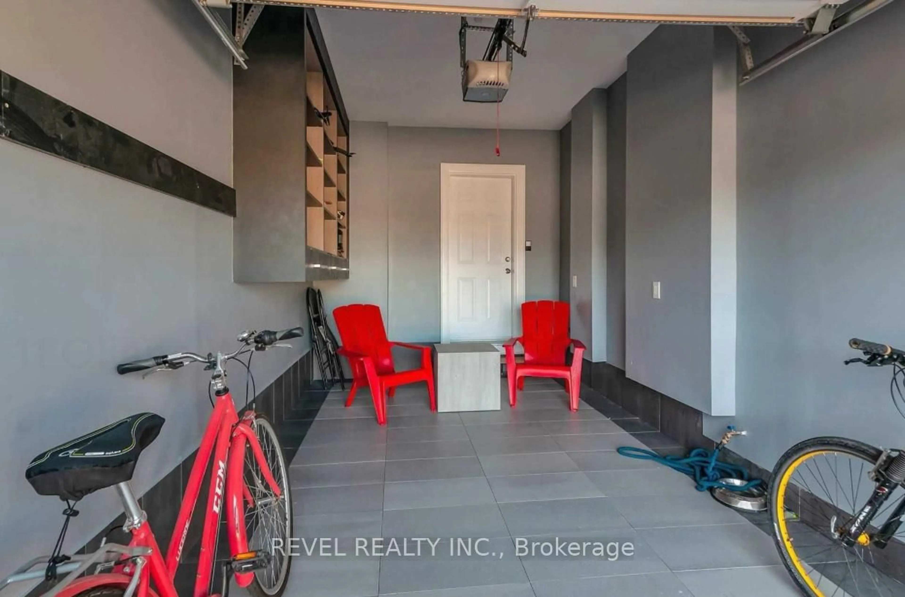 Indoor entryway for 11 Oliana Way, Brampton Ontario L6Y 6G8