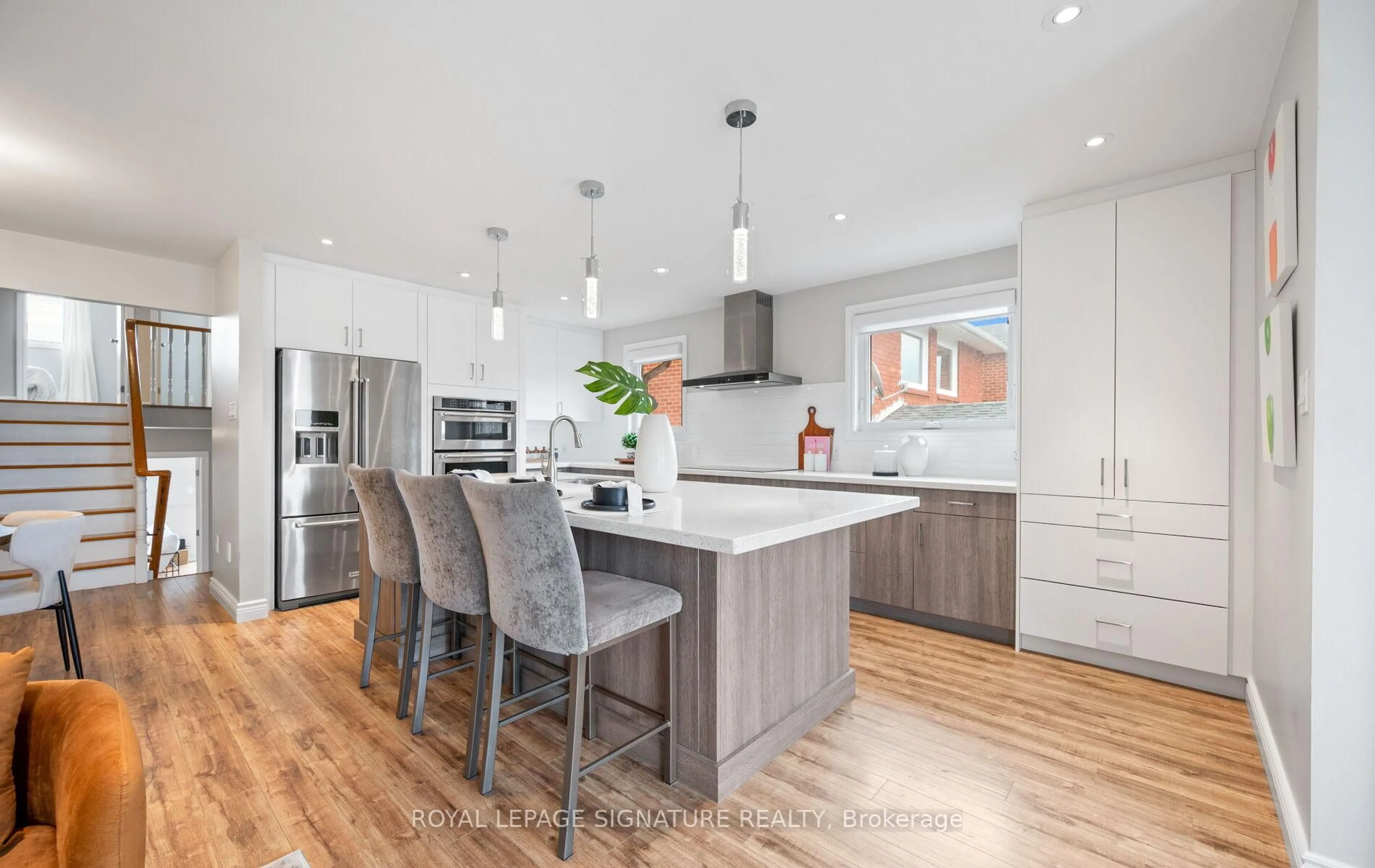 Contemporary kitchen, wood/laminate floor for 1399 Underwood Dr, Mississauga Ontario L4W 3M9