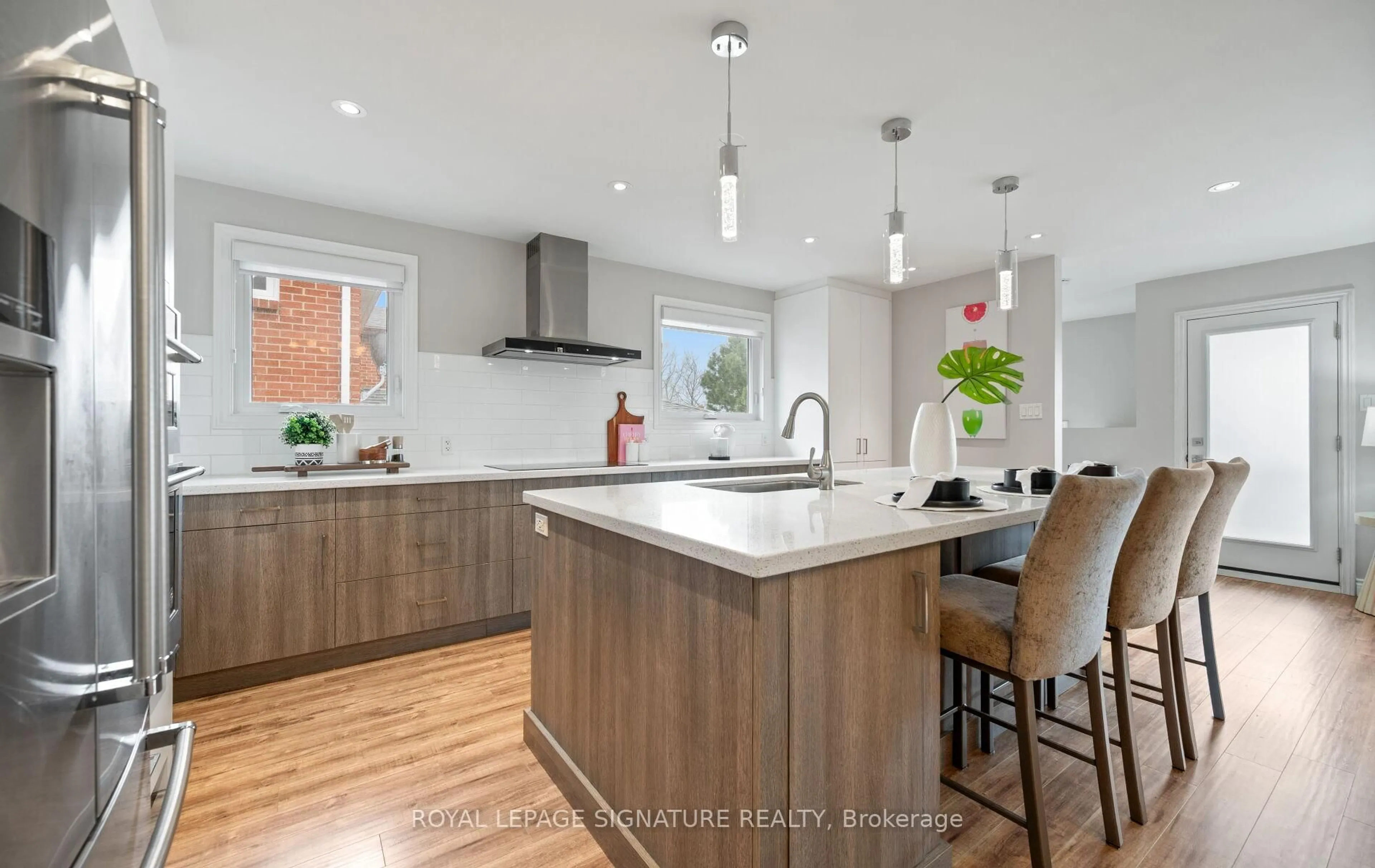 Contemporary kitchen, wood/laminate floor for 1399 Underwood Dr, Mississauga Ontario L4W 3M9