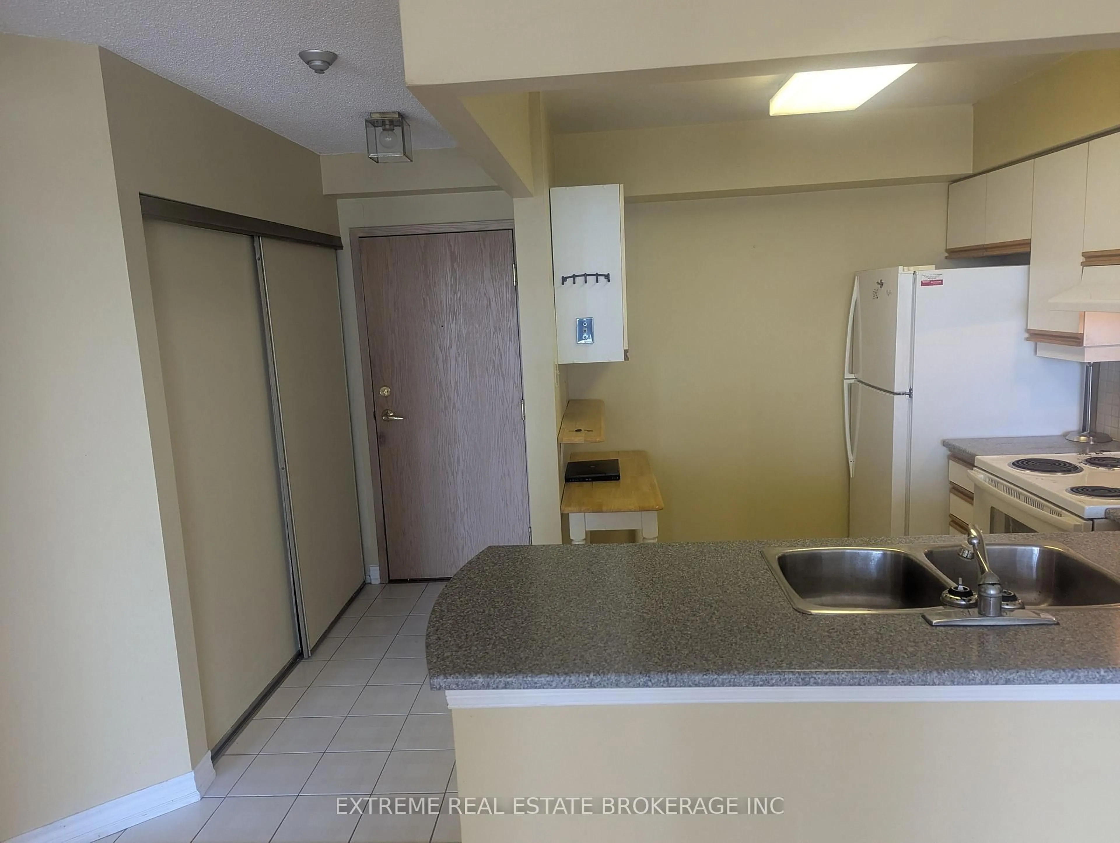 Standard kitchen, floor is not visible for 55 Elm Dr ##1206, Mississauga Ontario L5B 3Z2