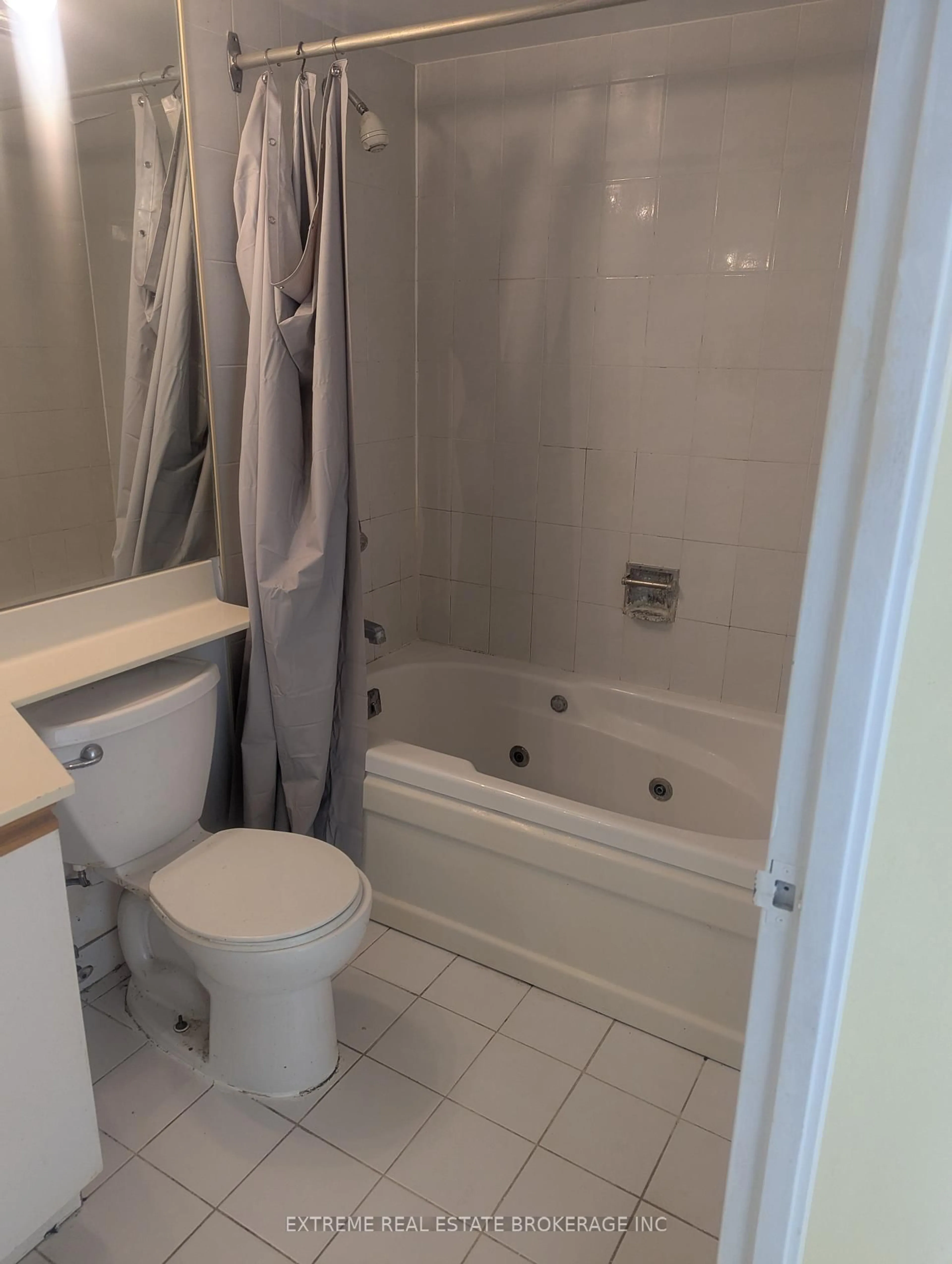 Standard bathroom, floor is not visible for 55 Elm Dr ##1206, Mississauga Ontario L5B 3Z2