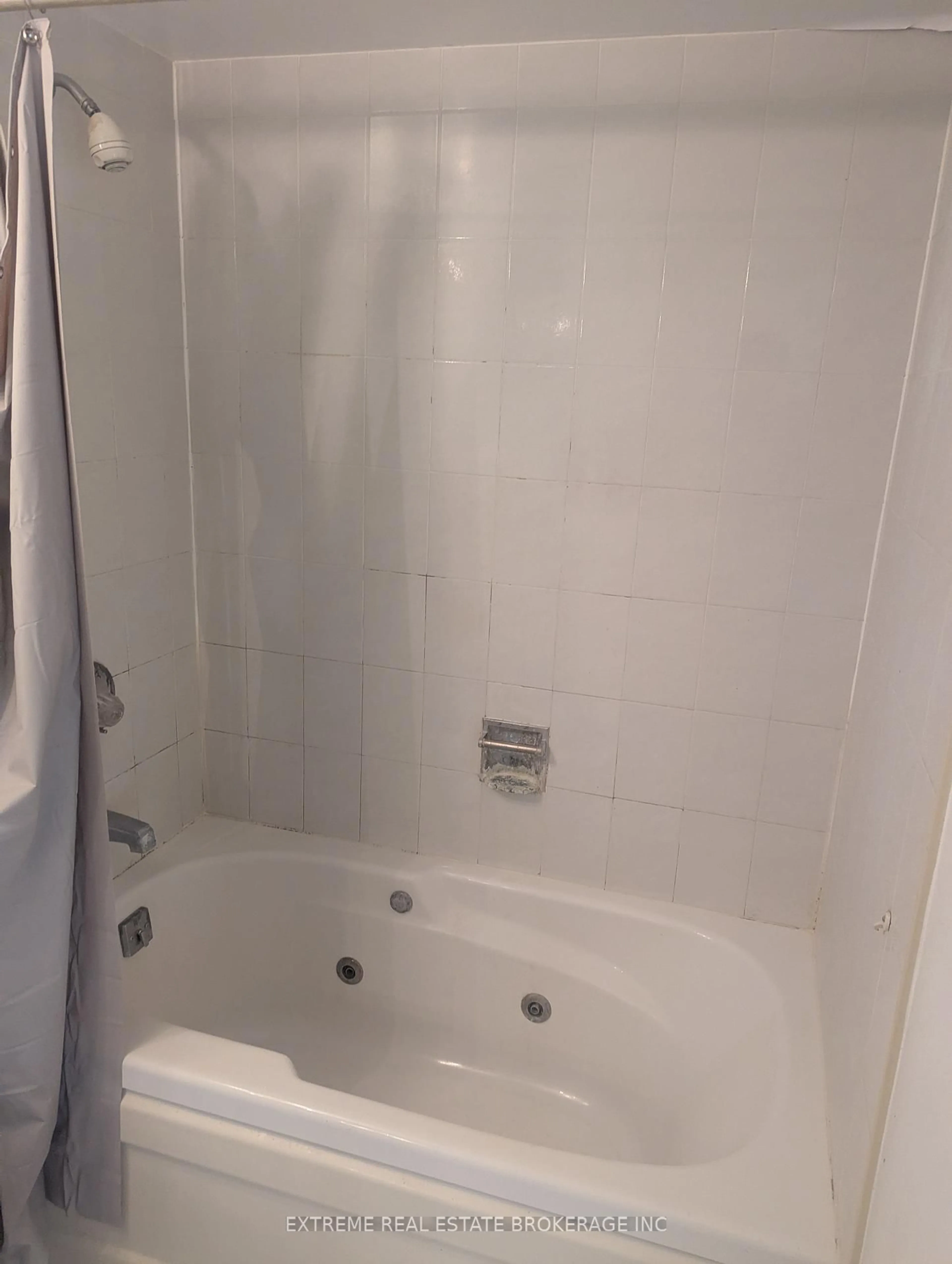 Standard bathroom, unknown for 55 Elm Dr ##1206, Mississauga Ontario L5B 3Z2