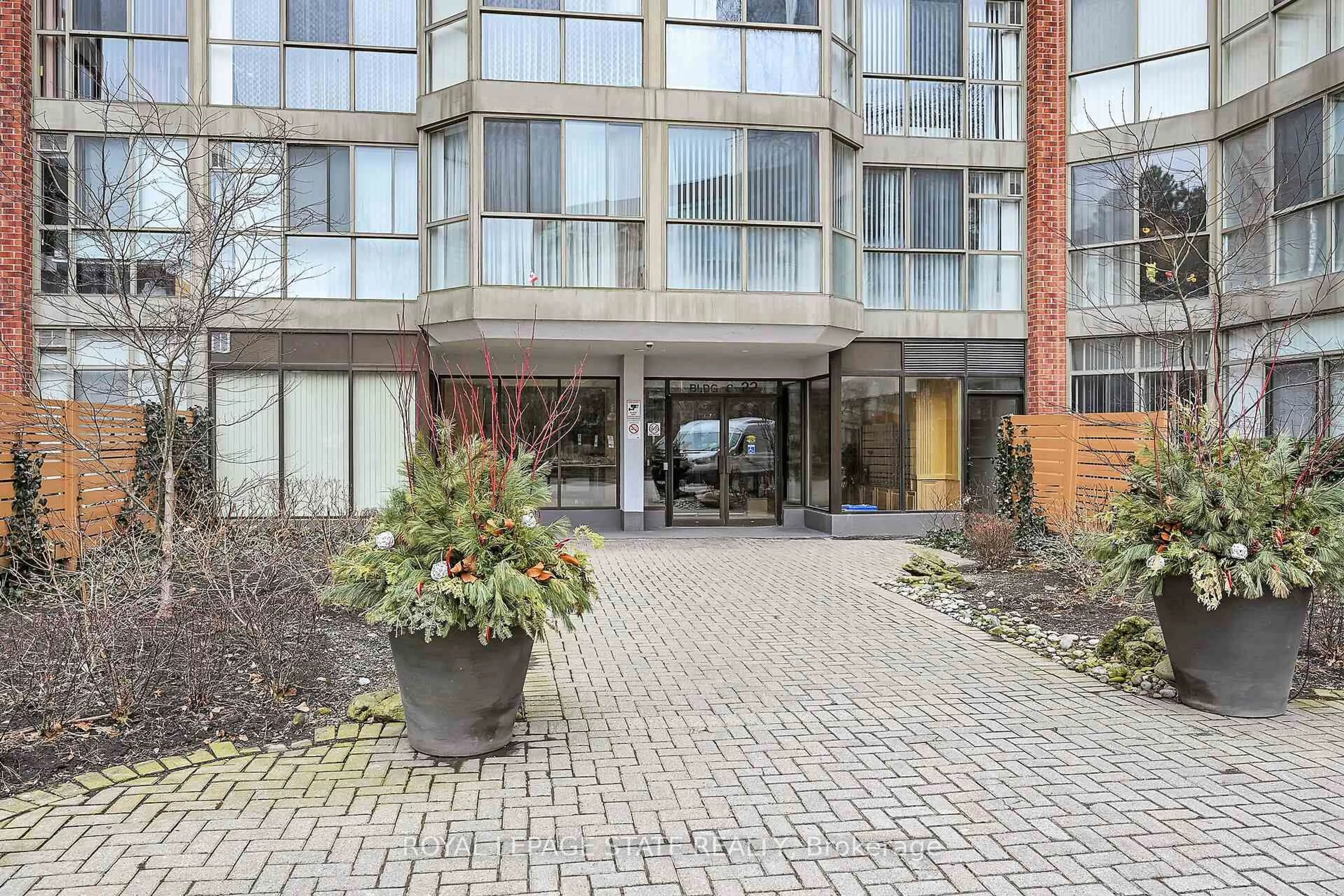 Indoor foyer for 22 Southport St #225, Toronto Ontario M6S 4Y9