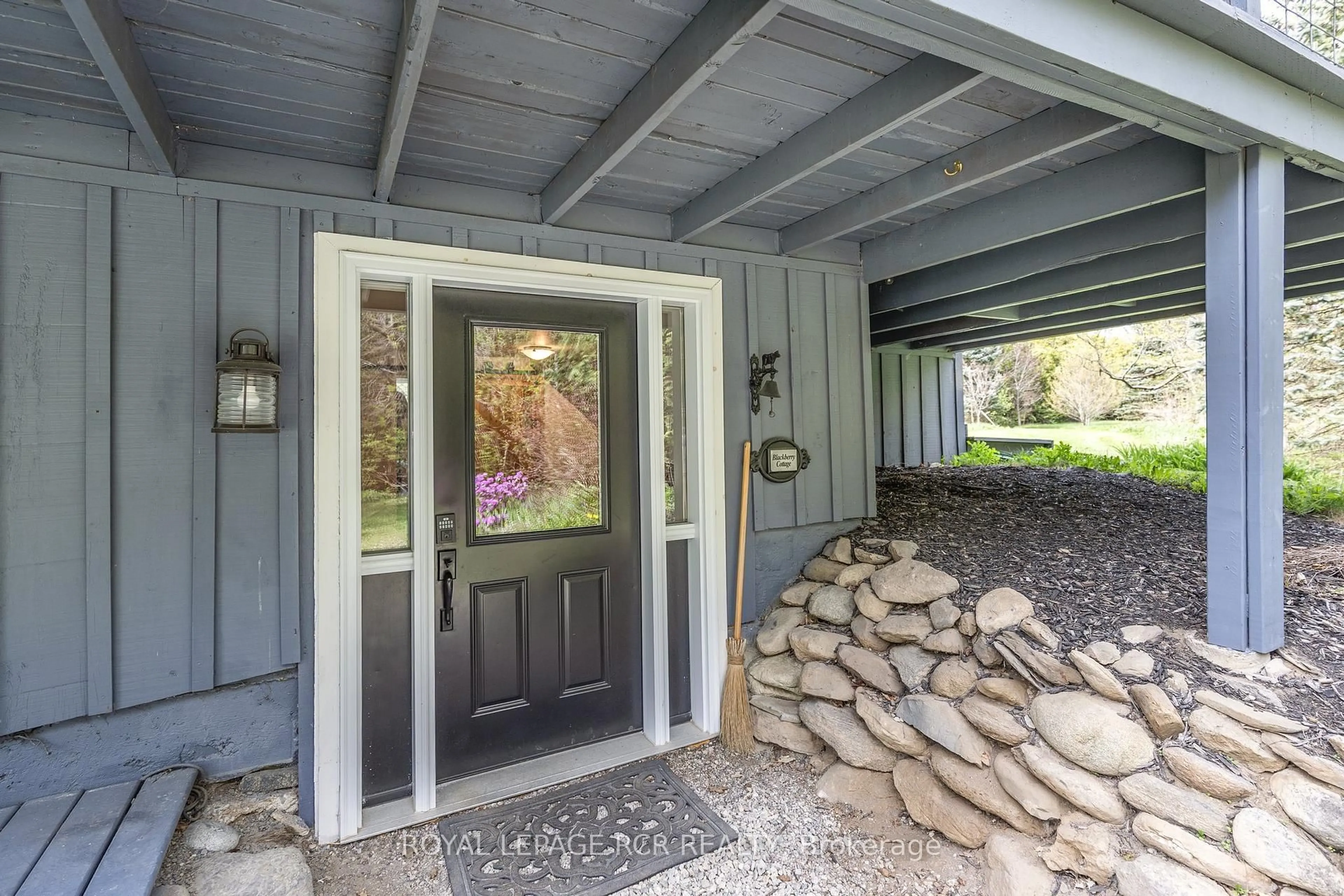 Indoor entryway for 17329 Shaws Creek Rd, Caledon Ontario L7K 0E8