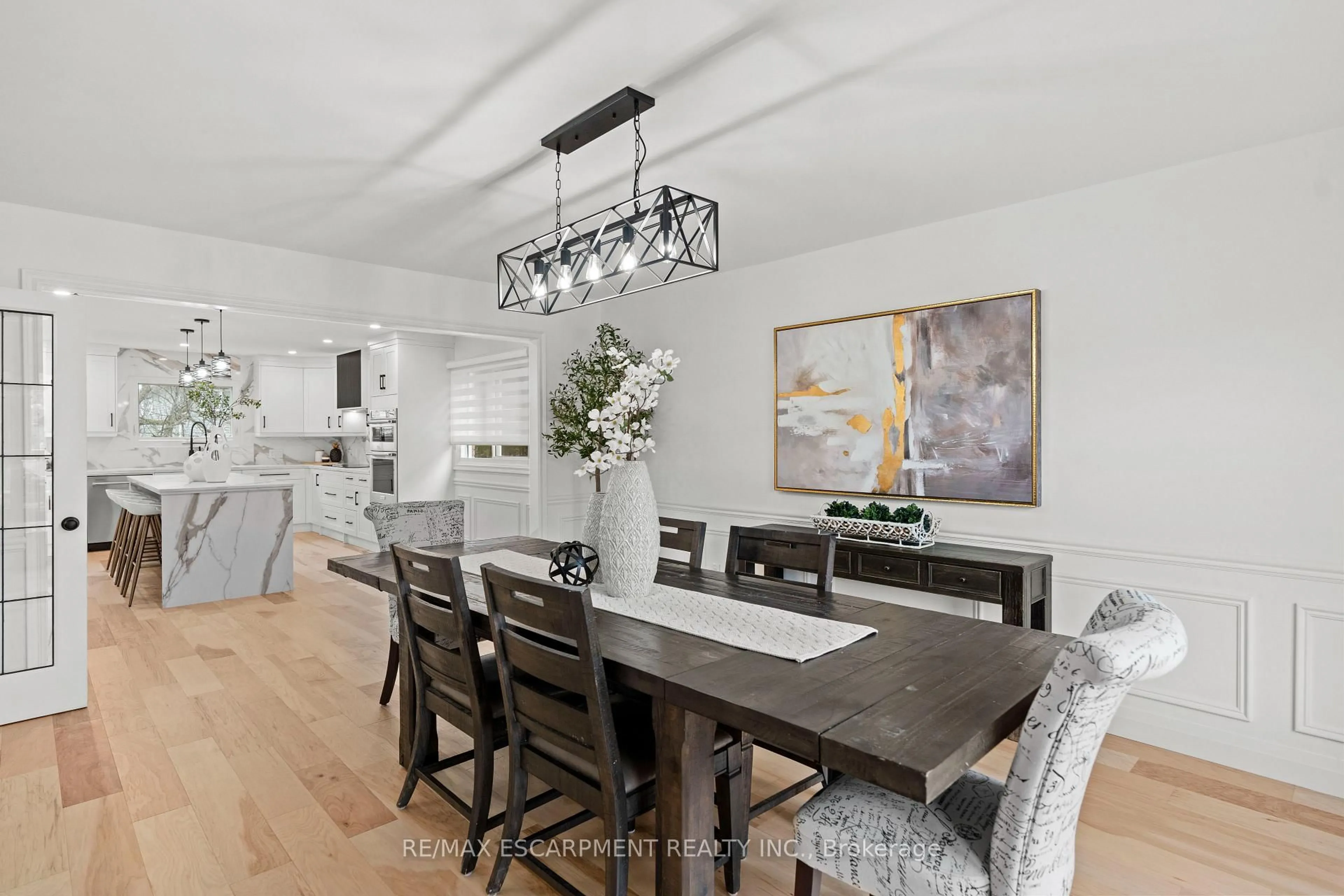 Dining room, wood/laminate floor for 2159 Belgrave Crt, Burlington Ontario L7P 3R5