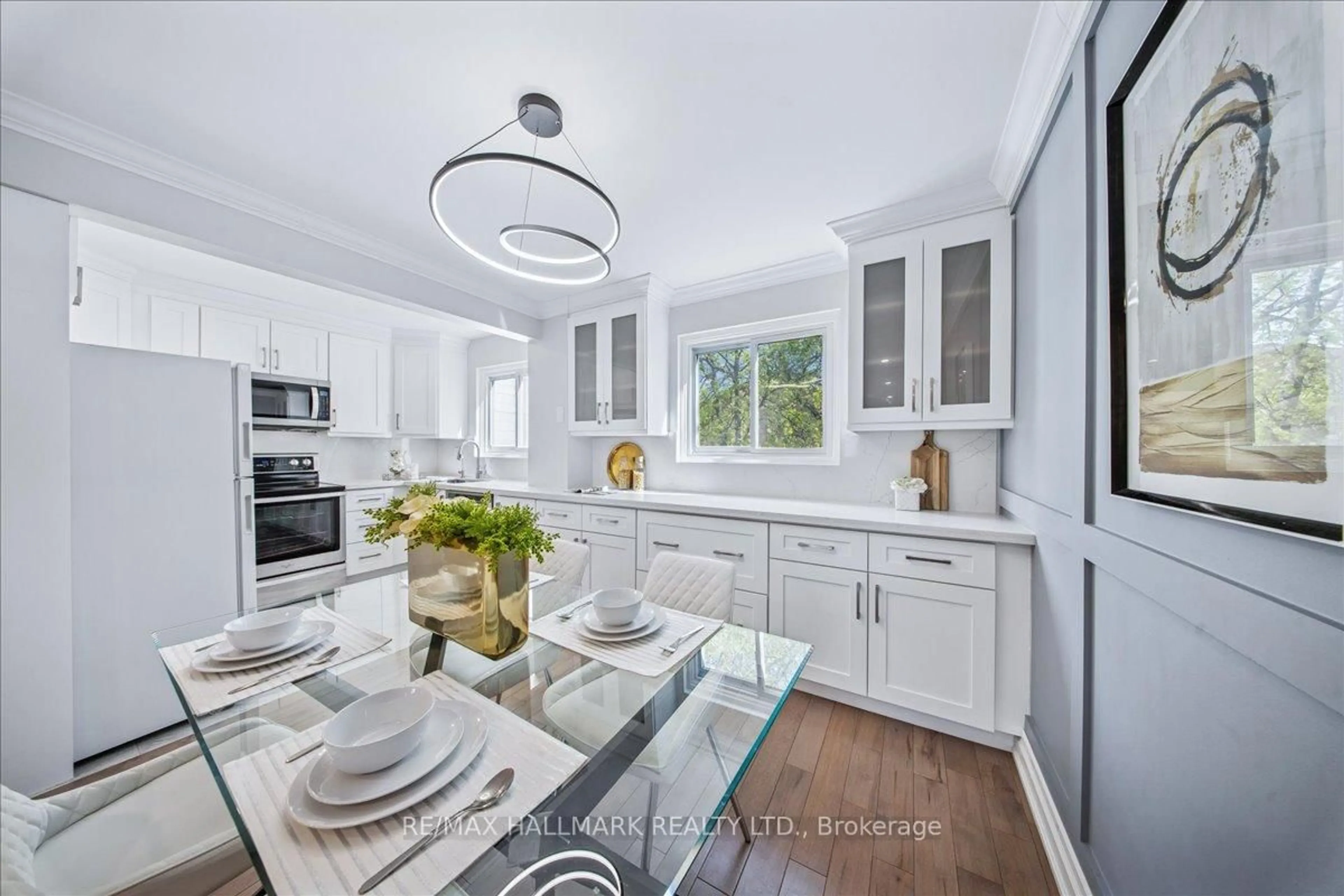 Open concept kitchen, ceramic/tile floor for 1221 Dundix Rd #19, Mississauga Ontario L4Y 3Y9