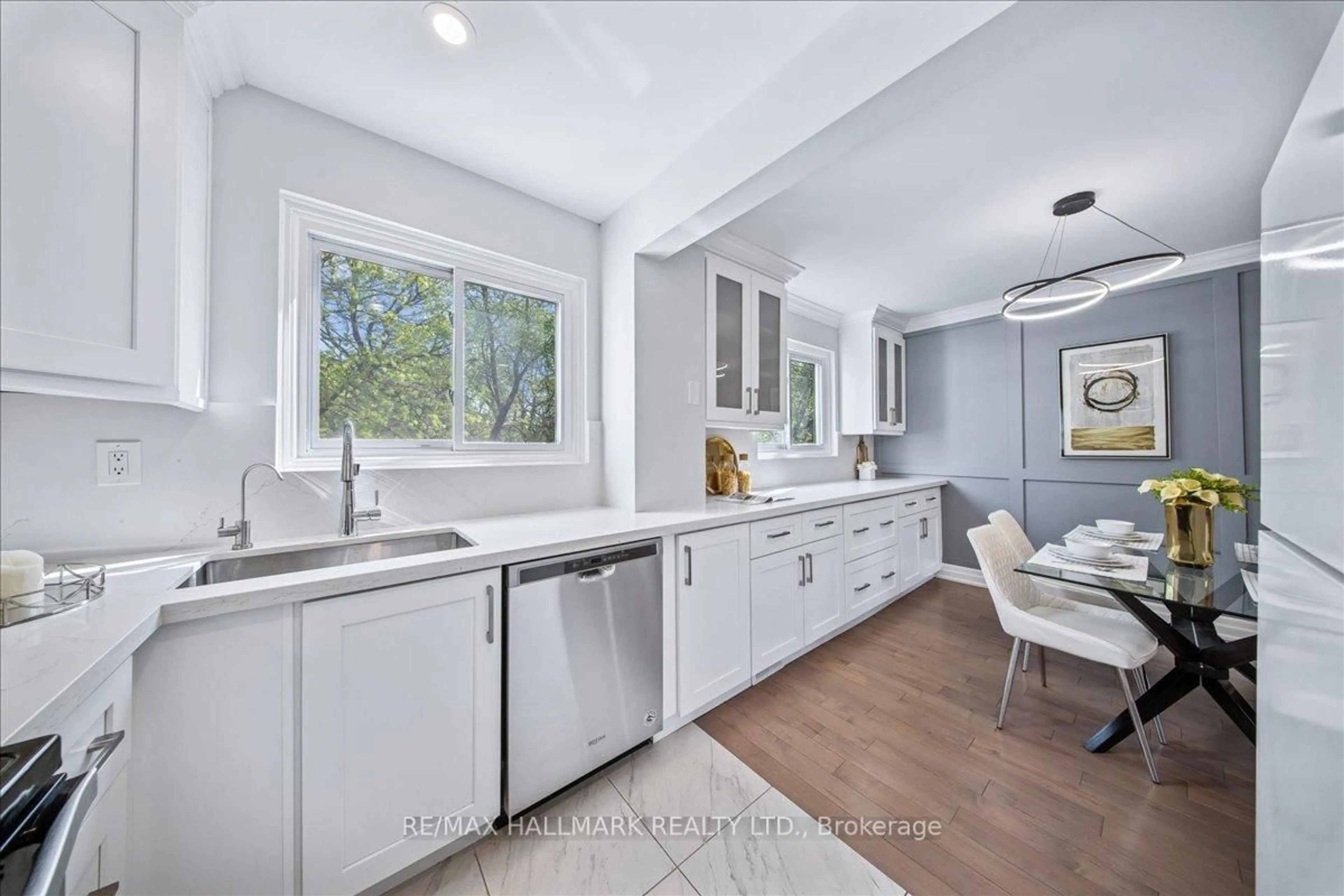 Open concept kitchen, ceramic/tile floor for 1221 Dundix Rd #19, Mississauga Ontario L4Y 3Y9