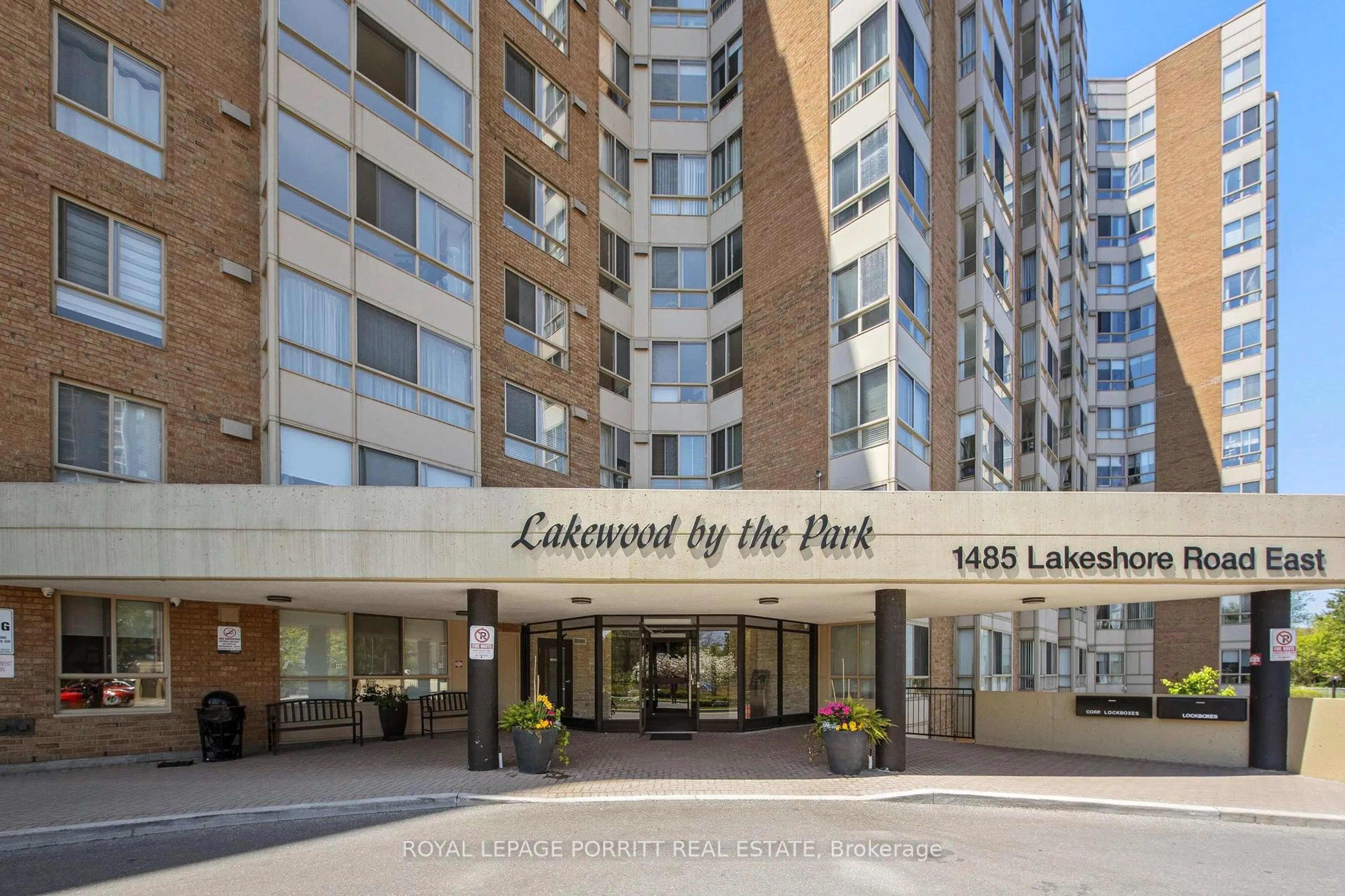 Indoor foyer for 1485 Lakeshore Rd #1017, Mississauga Ontario L5E 3G2