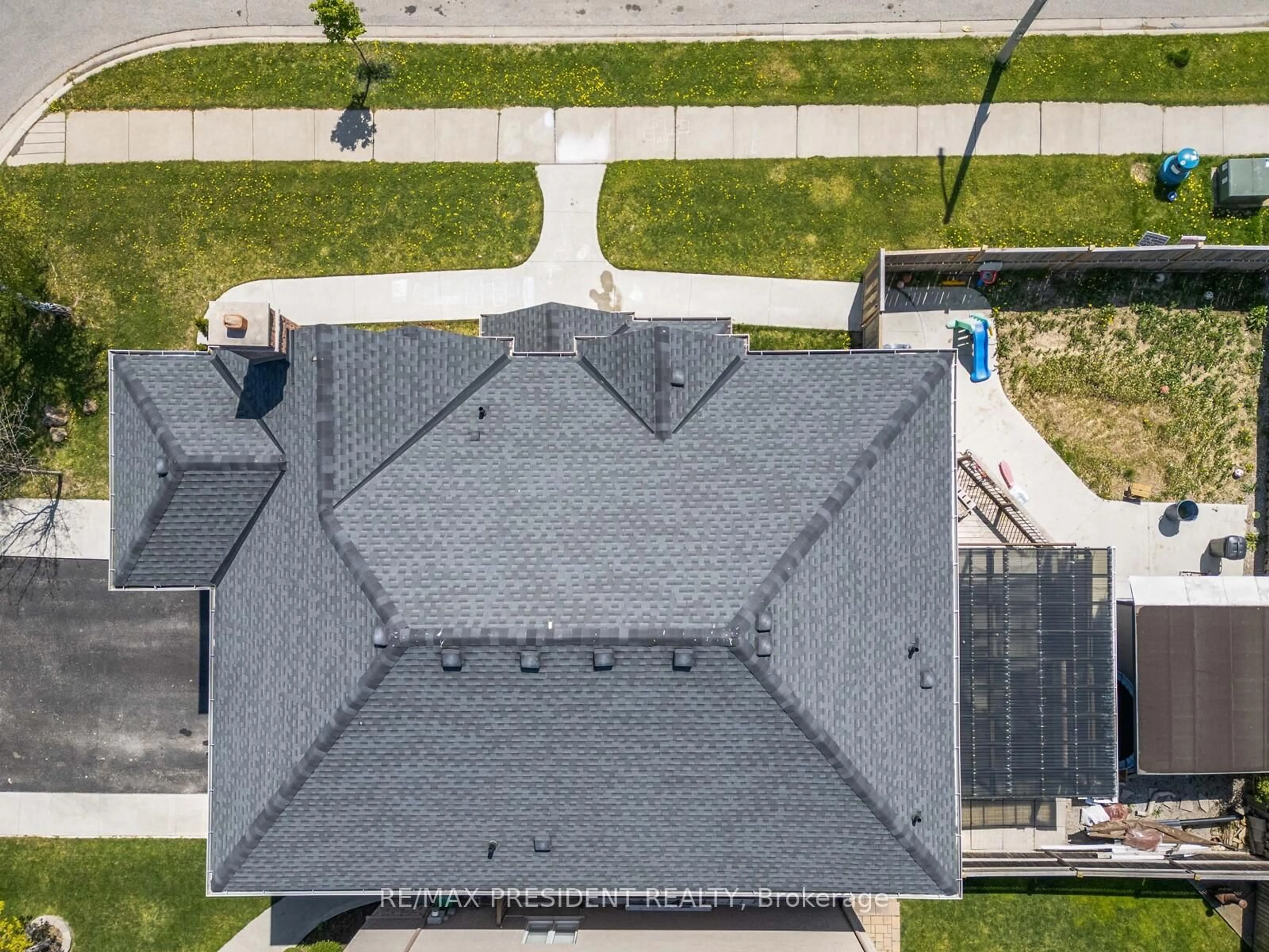 A pic from outside/outdoor area/front of a property/back of a property/a pic from drone, street for 14 Braddock Dr, Brampton Ontario L7A 3T5