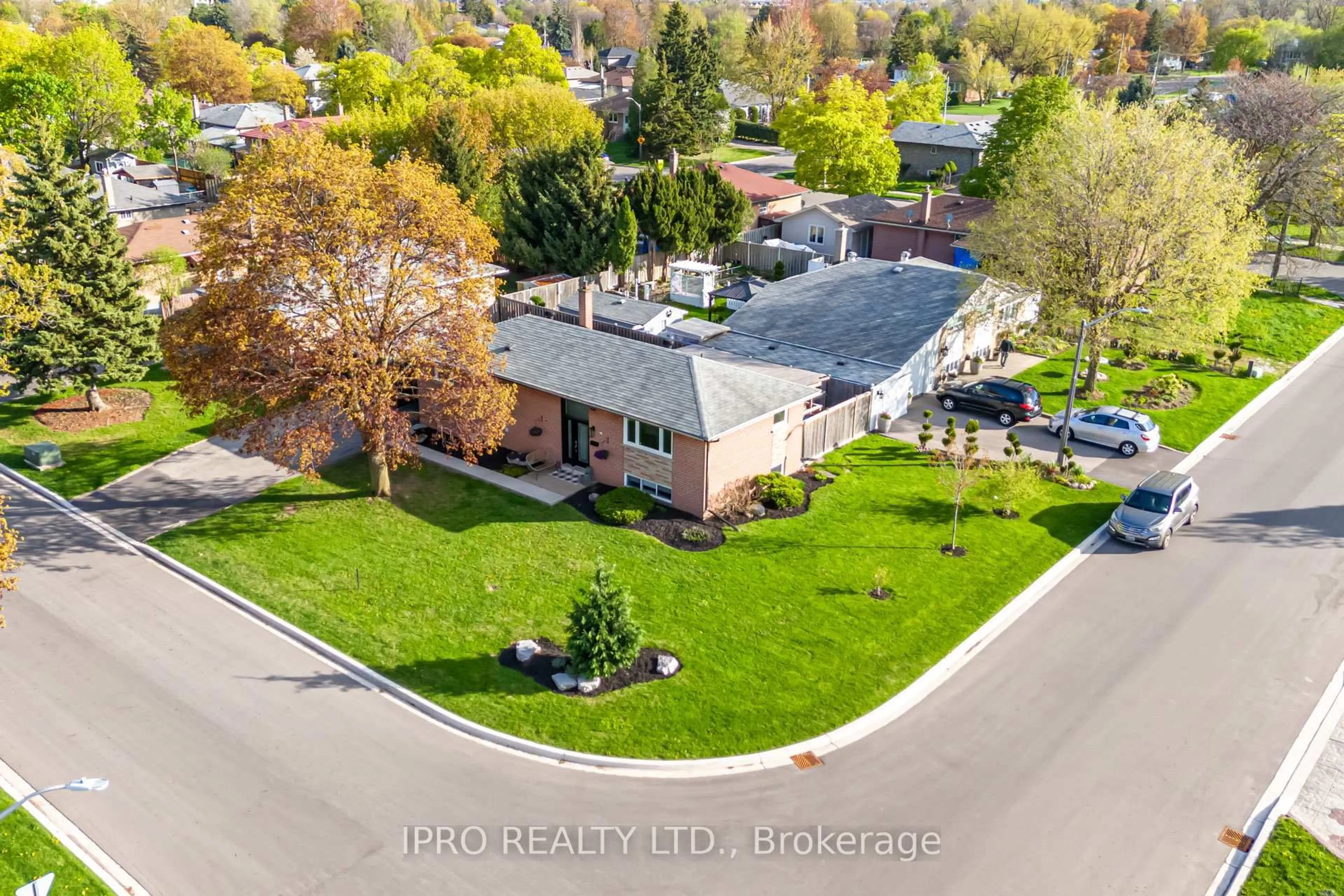 A pic from outside/outdoor area/front of a property/back of a property/a pic from drone, street for 43 Sherwood Cres, Brampton Ontario L6X 2C9