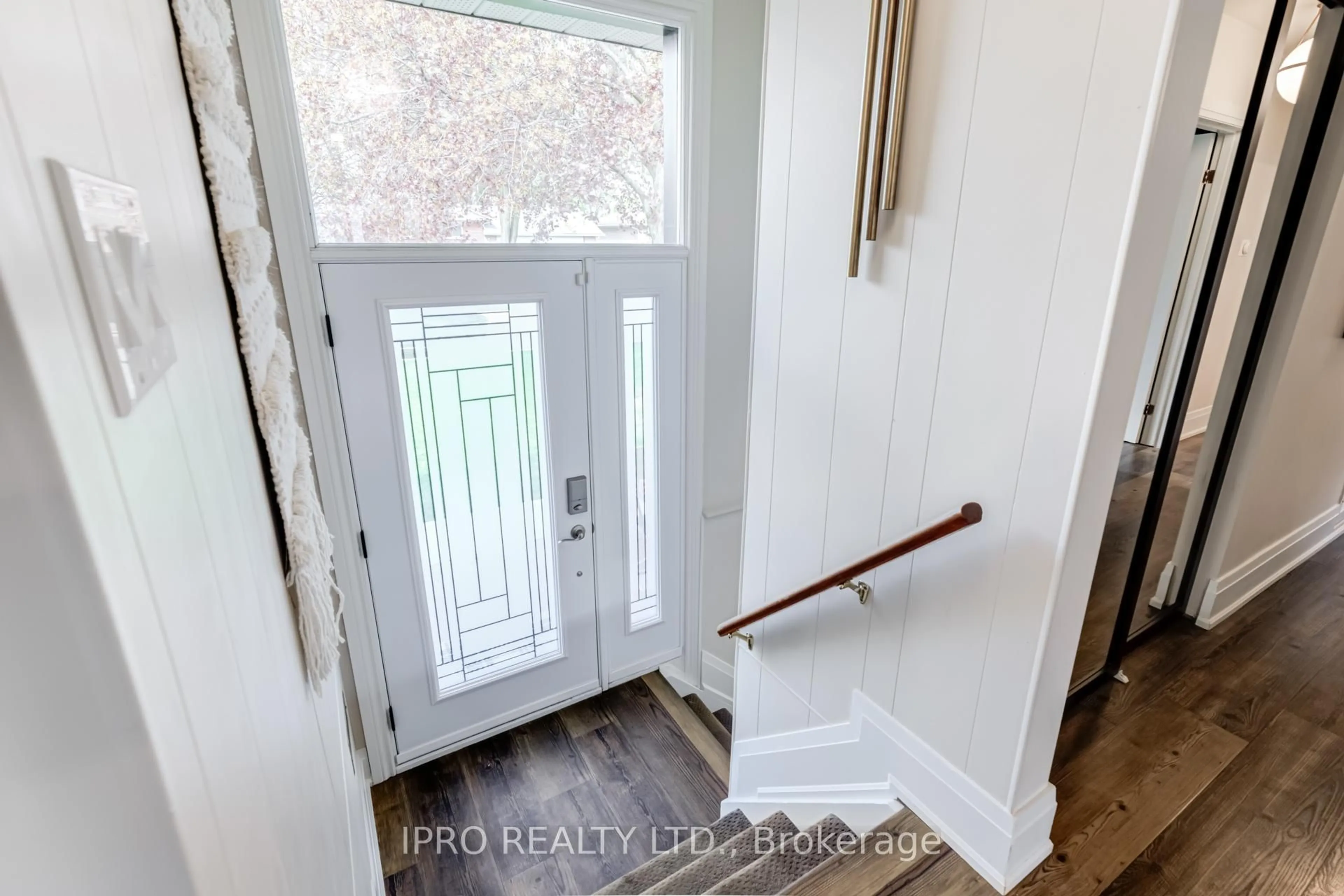 Indoor entryway for 43 Sherwood Cres, Brampton Ontario L6X 2C9