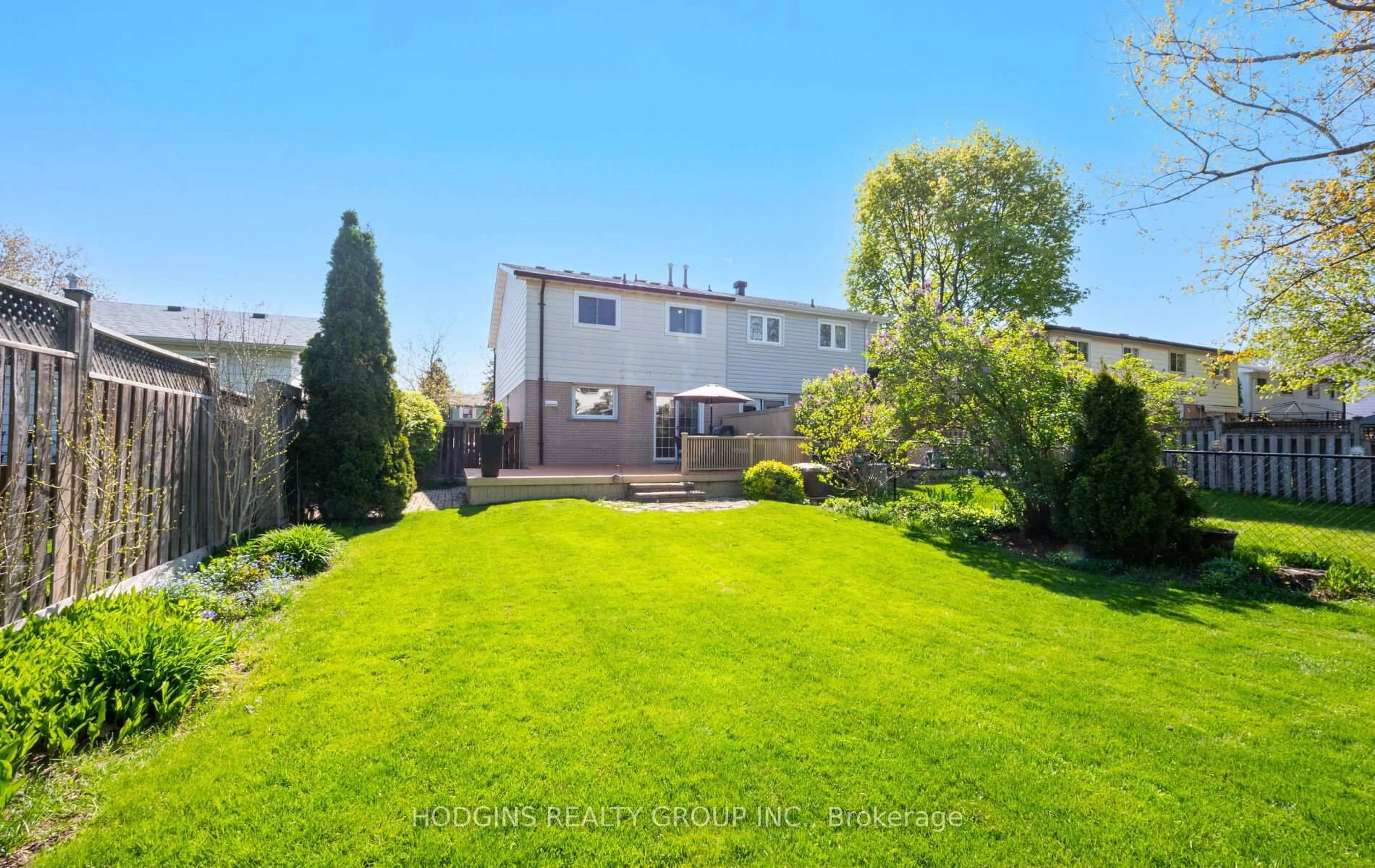 A pic from outside/outdoor area/front of a property/back of a property/a pic from drone, street for 2223 Blue Beech Cres, Mississauga Ontario L5L 1C2