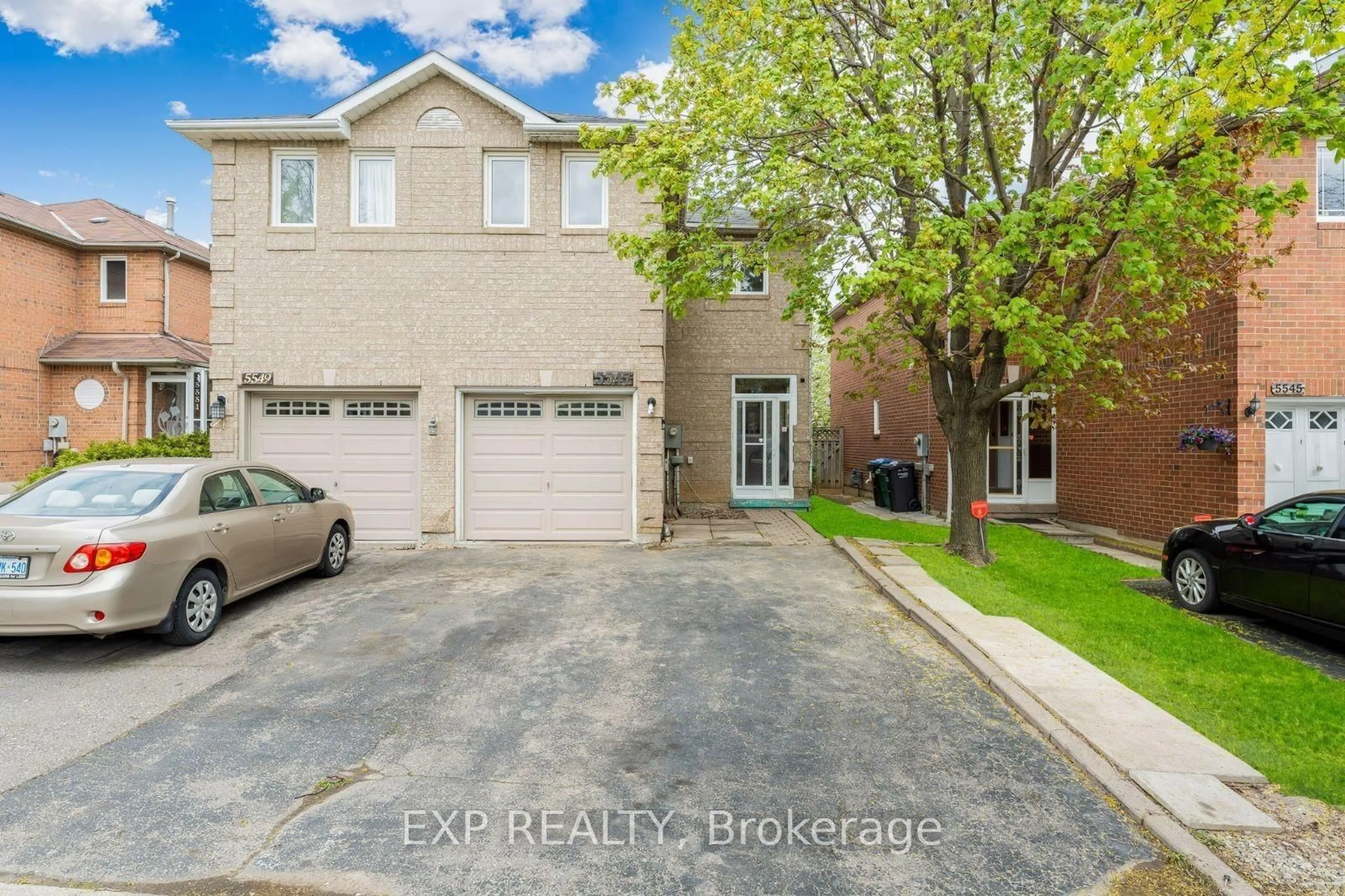 A pic from outside/outdoor area/front of a property/back of a property/a pic from drone, street for 5547 Cortina Cres, Mississauga Ontario L4Z 3R1