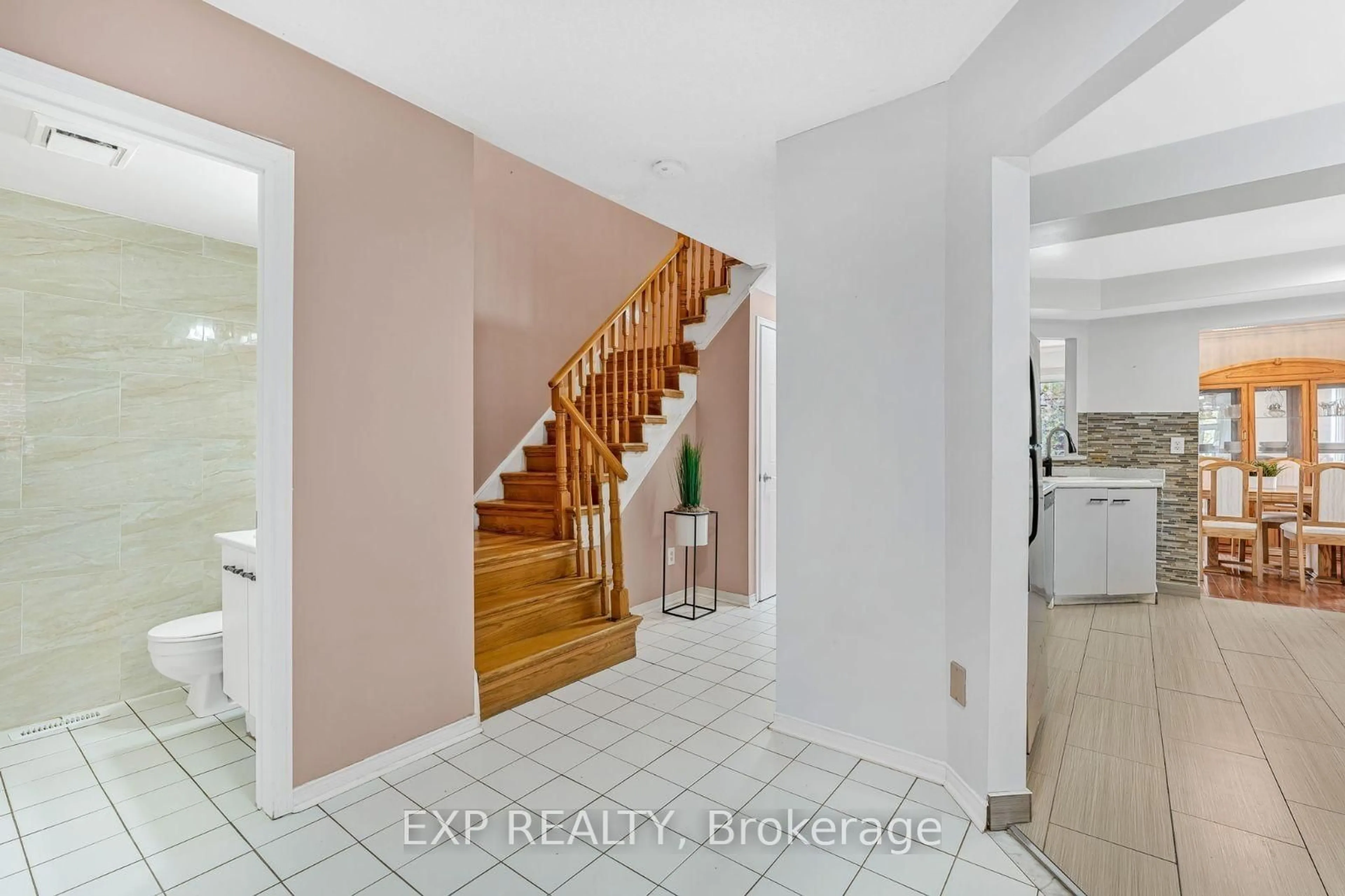 Indoor entryway for 5547 Cortina Cres, Mississauga Ontario L4Z 3R1