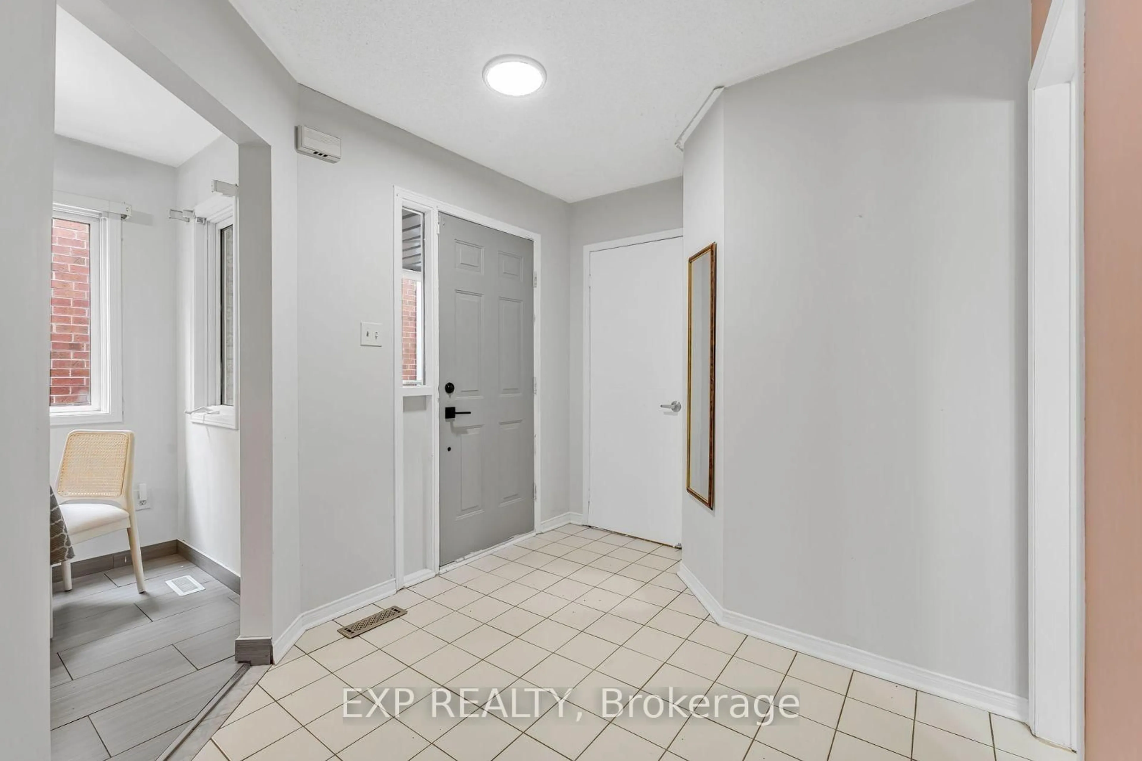 Indoor entryway for 5547 Cortina Cres, Mississauga Ontario L4Z 3R1
