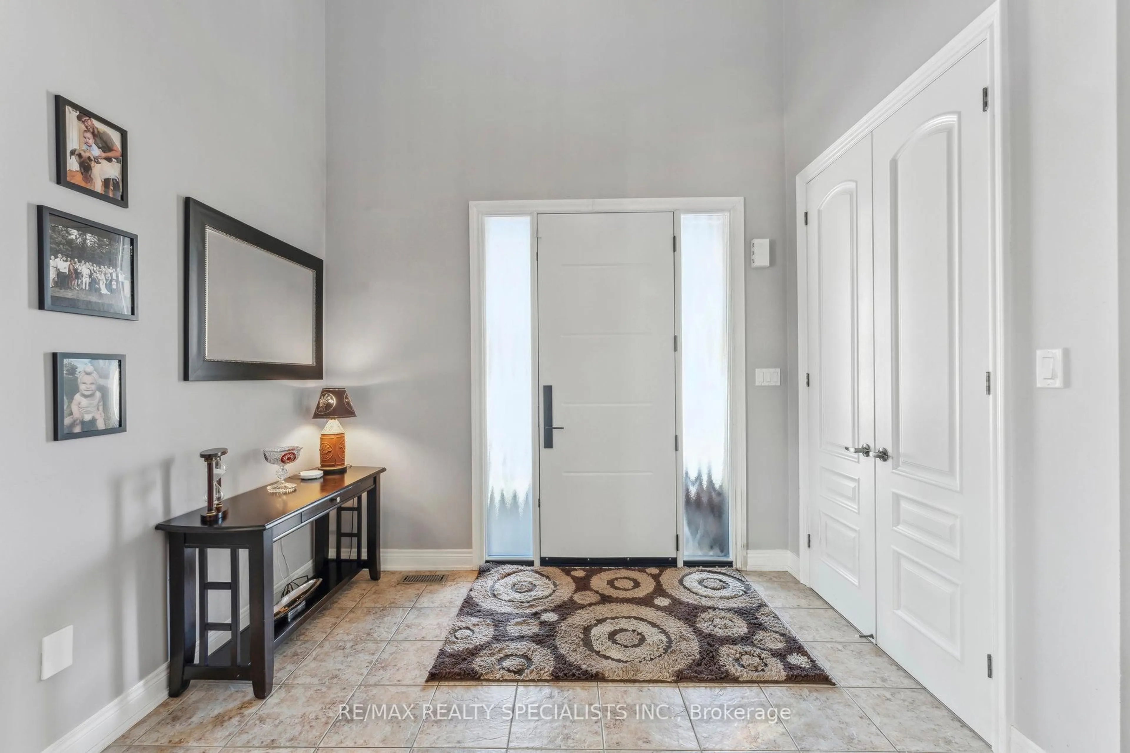 Indoor entryway for 9 Flanders Rd, Brampton Ontario L6X 0W3