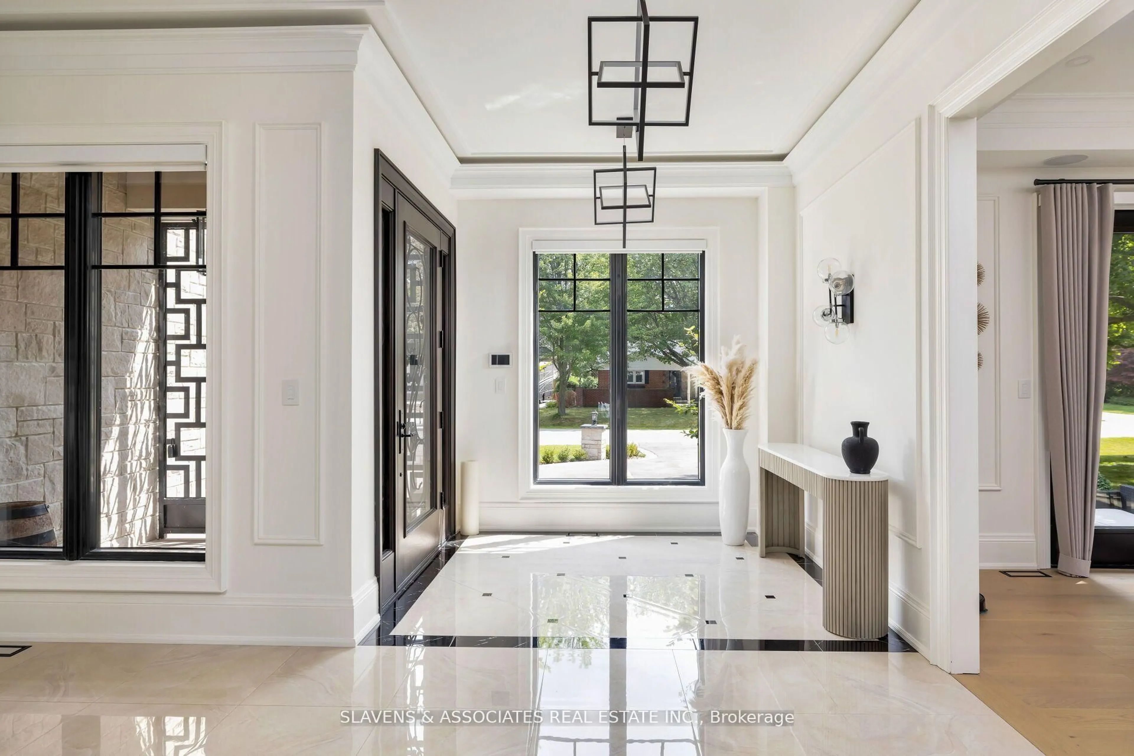 Indoor entryway for 1529 Venetia Dr, Oakville Ontario L6L 1K8